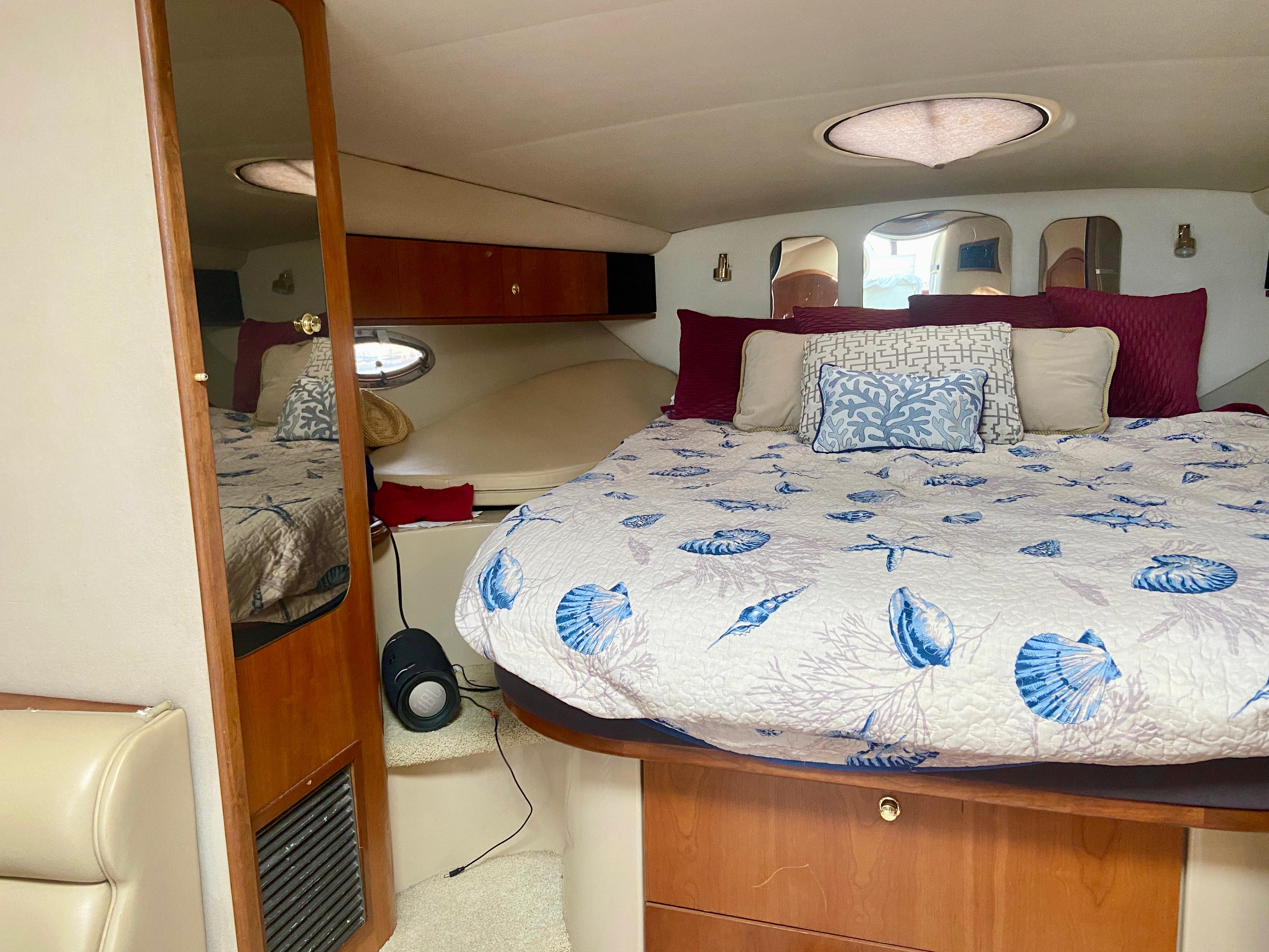 2000-cruisers-yachts-3870-express-power-9788716-20250509112236273-1_XLARGE