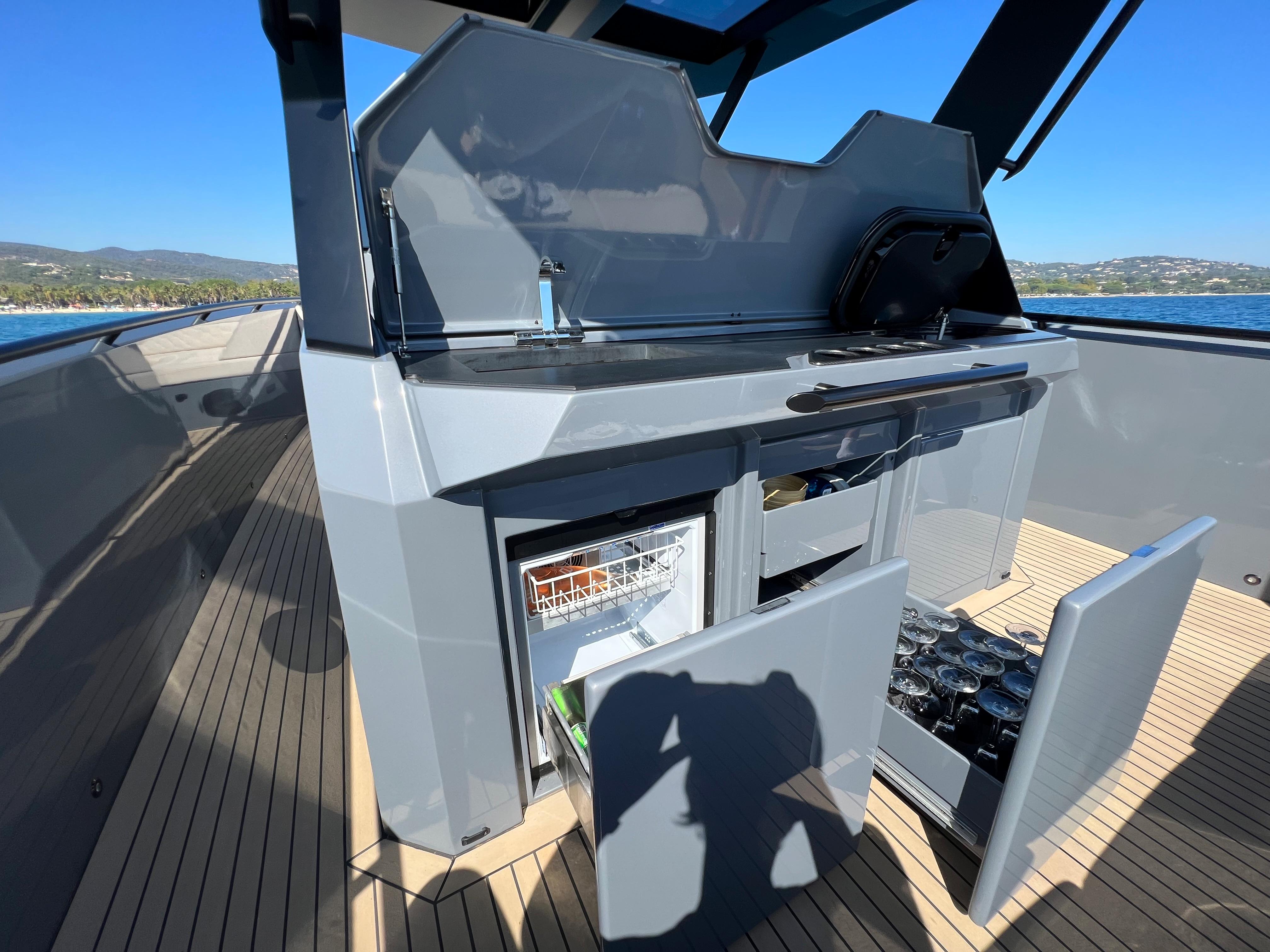 2023 39 10 Vanquish Yachts VQ40 Sports Line