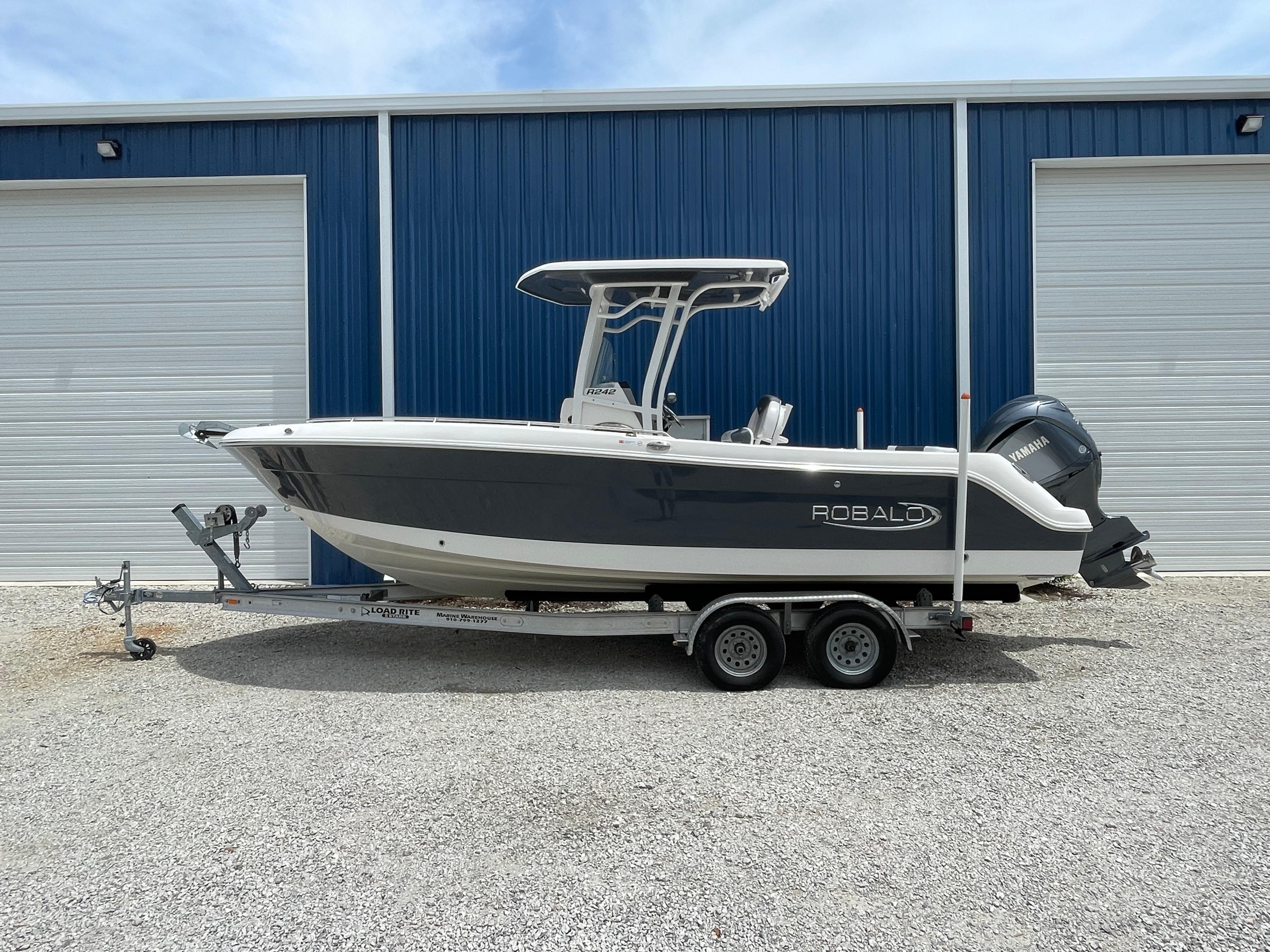 2021 Robalo R242 Explorer