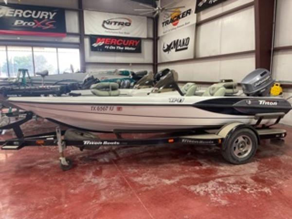 2001 Triton boat for sale, model of the boat is Tr-17 & Image # 1 of 13