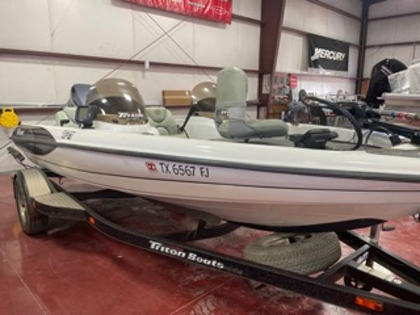 2001 Triton boat for sale, model of the boat is Tr-17 & Image # 2 of 13