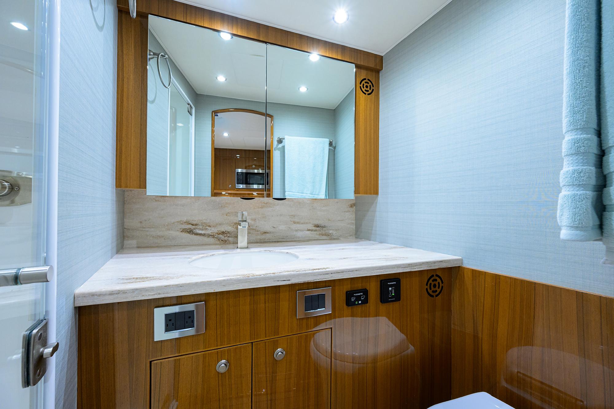 Viking 38 SNEAKY PETE TOO - Head Vanity