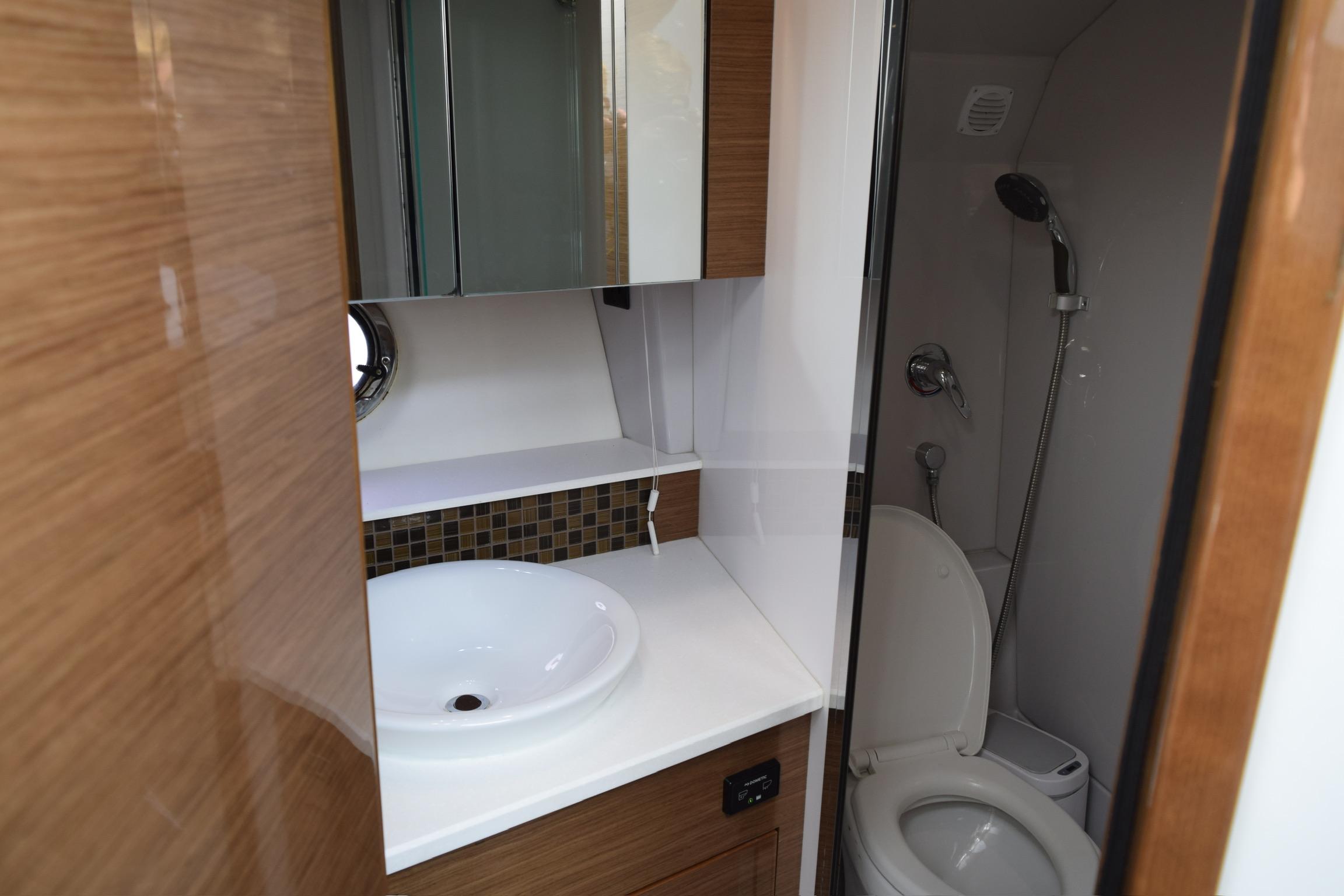 2018-cruisers-yachts-45-cantius-power-9858773-20250701173211045-1