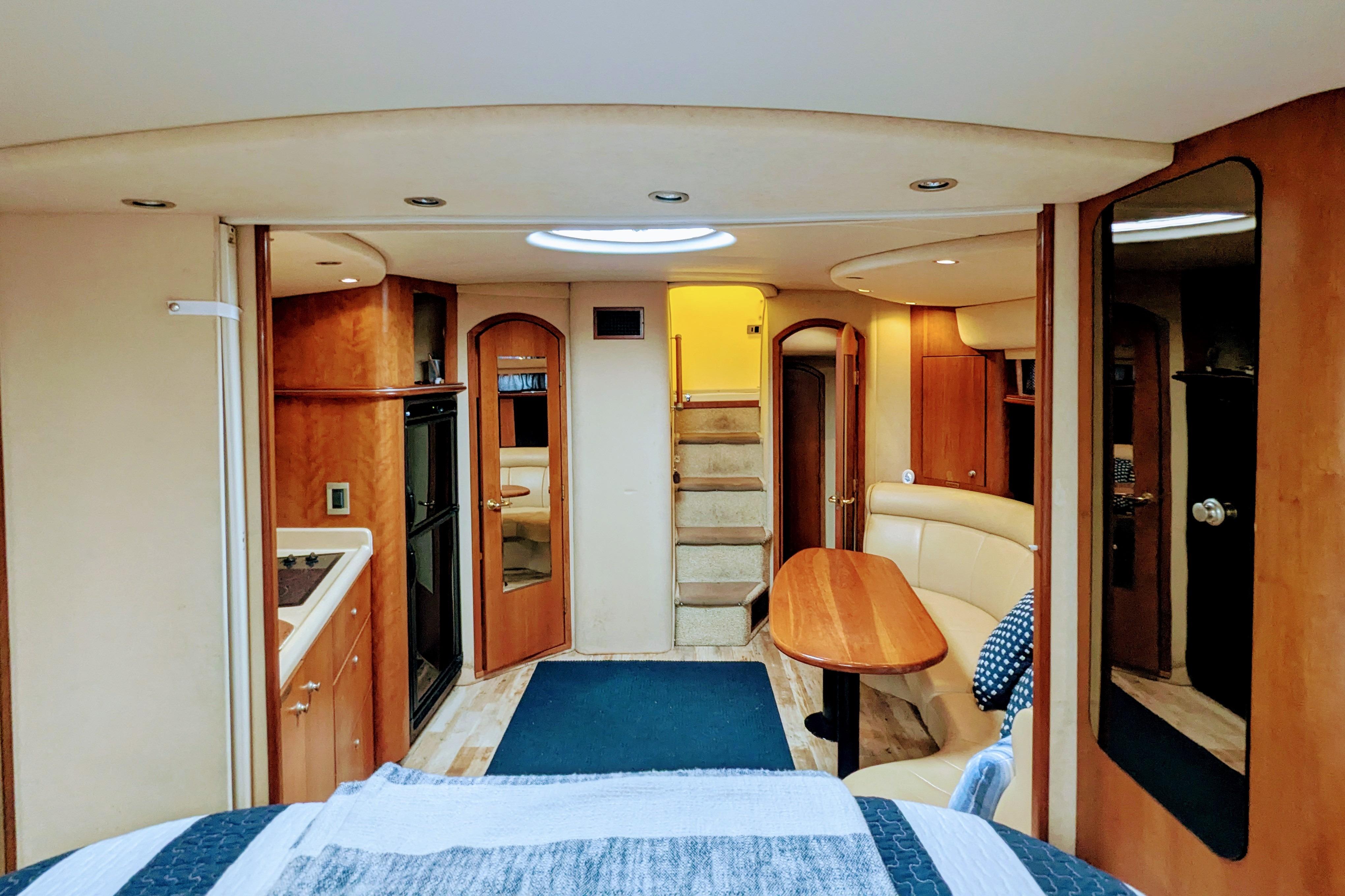 2000 Cruisers Yachts 3870 Express-18