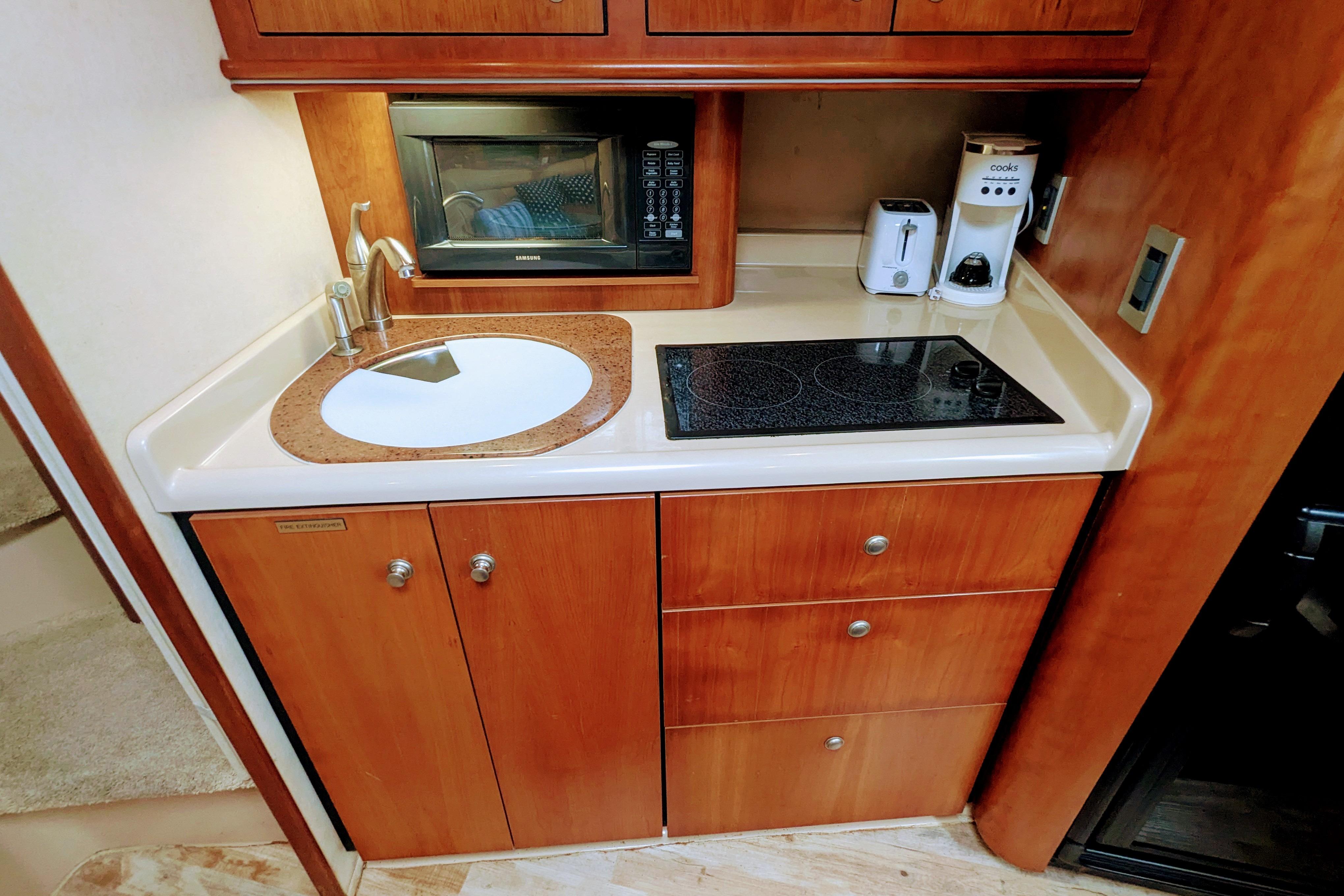 2000 Cruisers Yachts 3870 Express-21