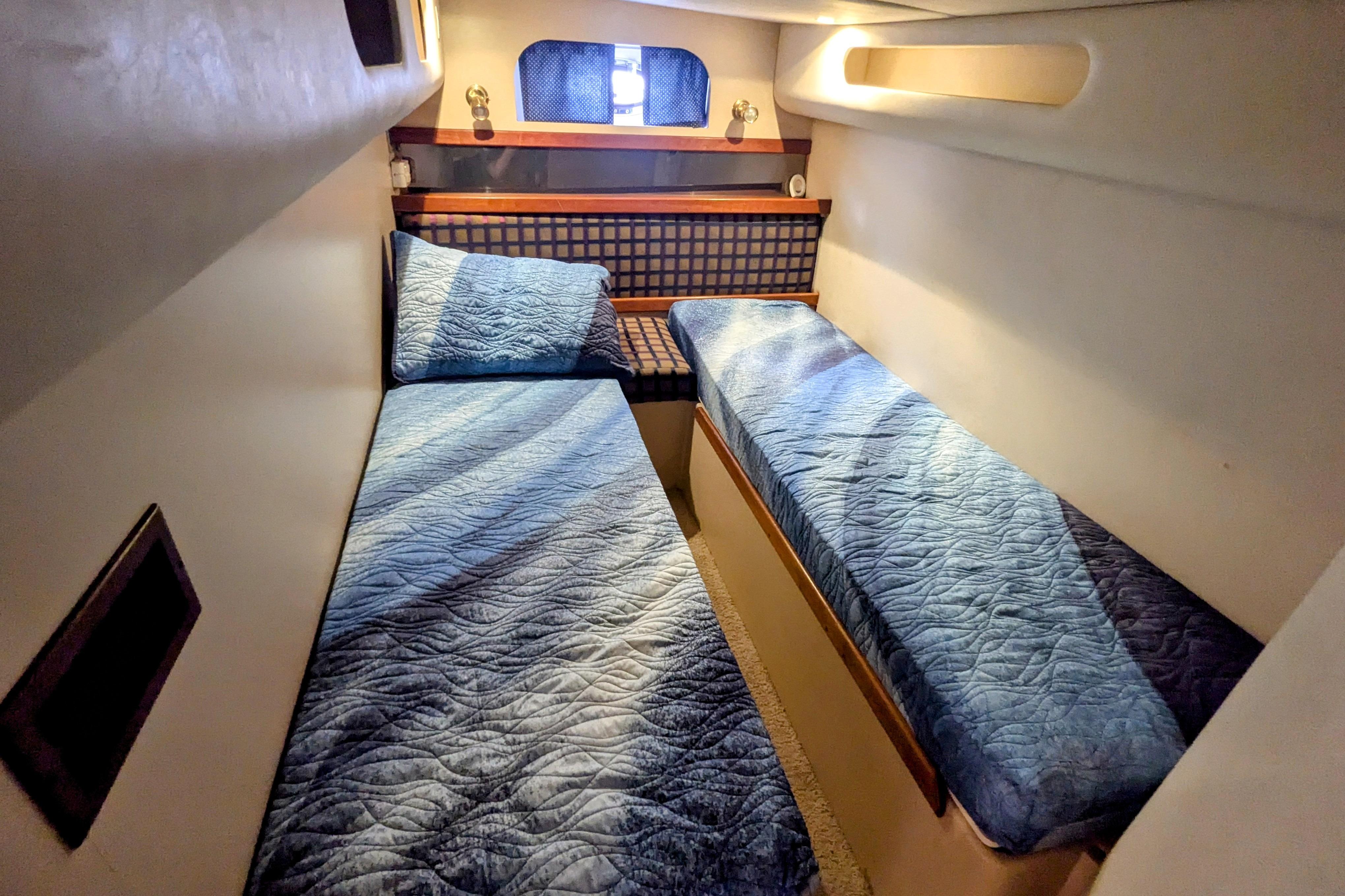 2000 Cruisers Yachts 3870 Express-30