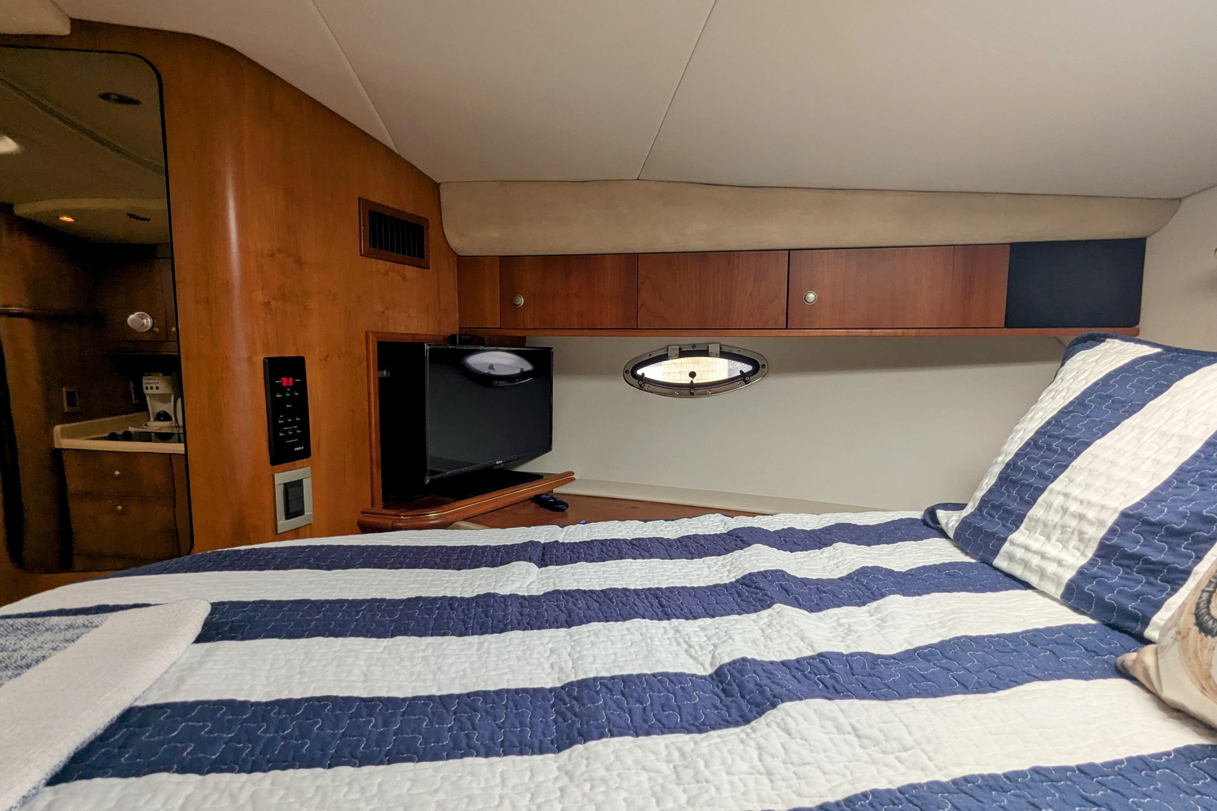 2000 Cruisers Yachts 3870 Express-26
