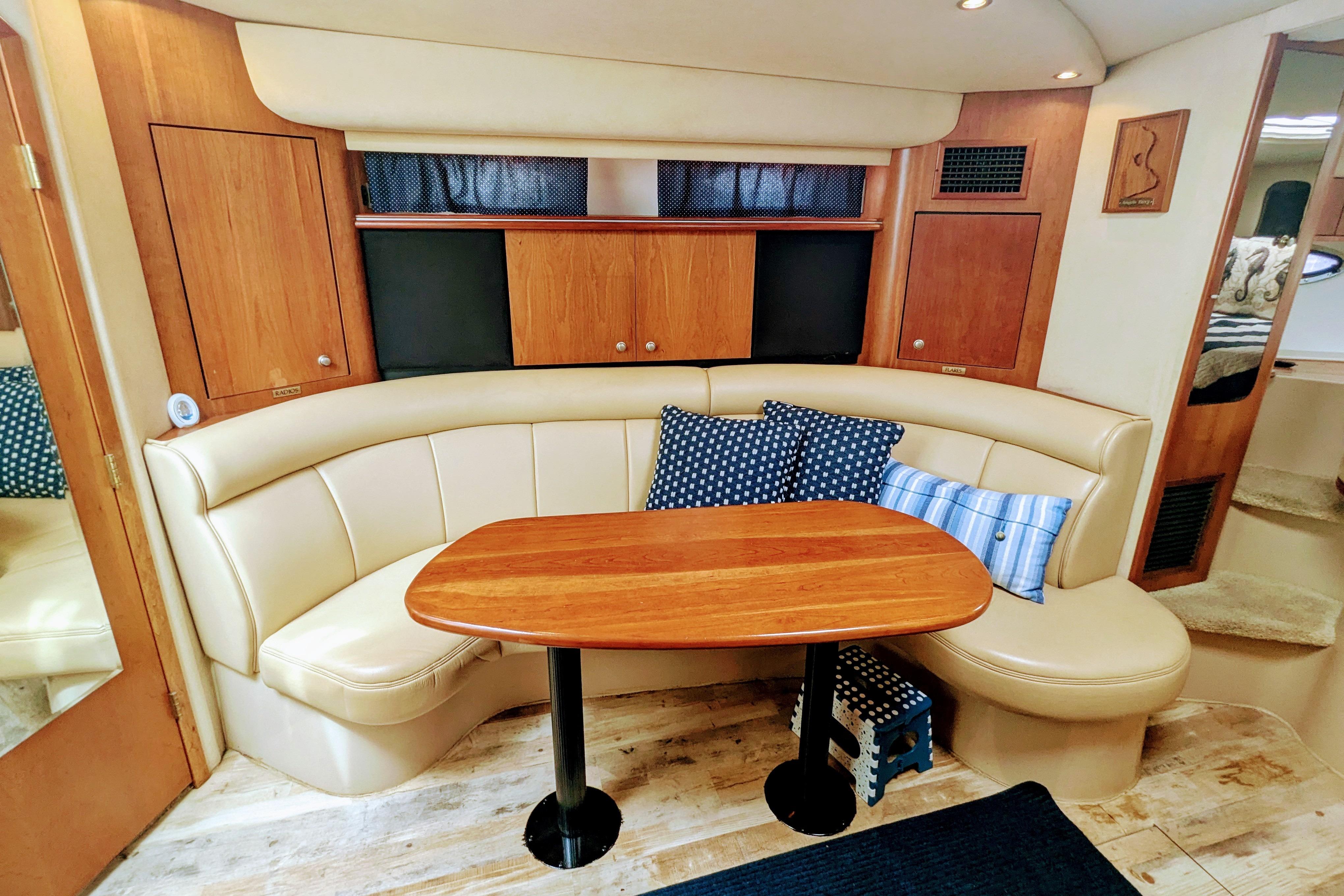 2000 Cruisers Yachts 3870 Express-24