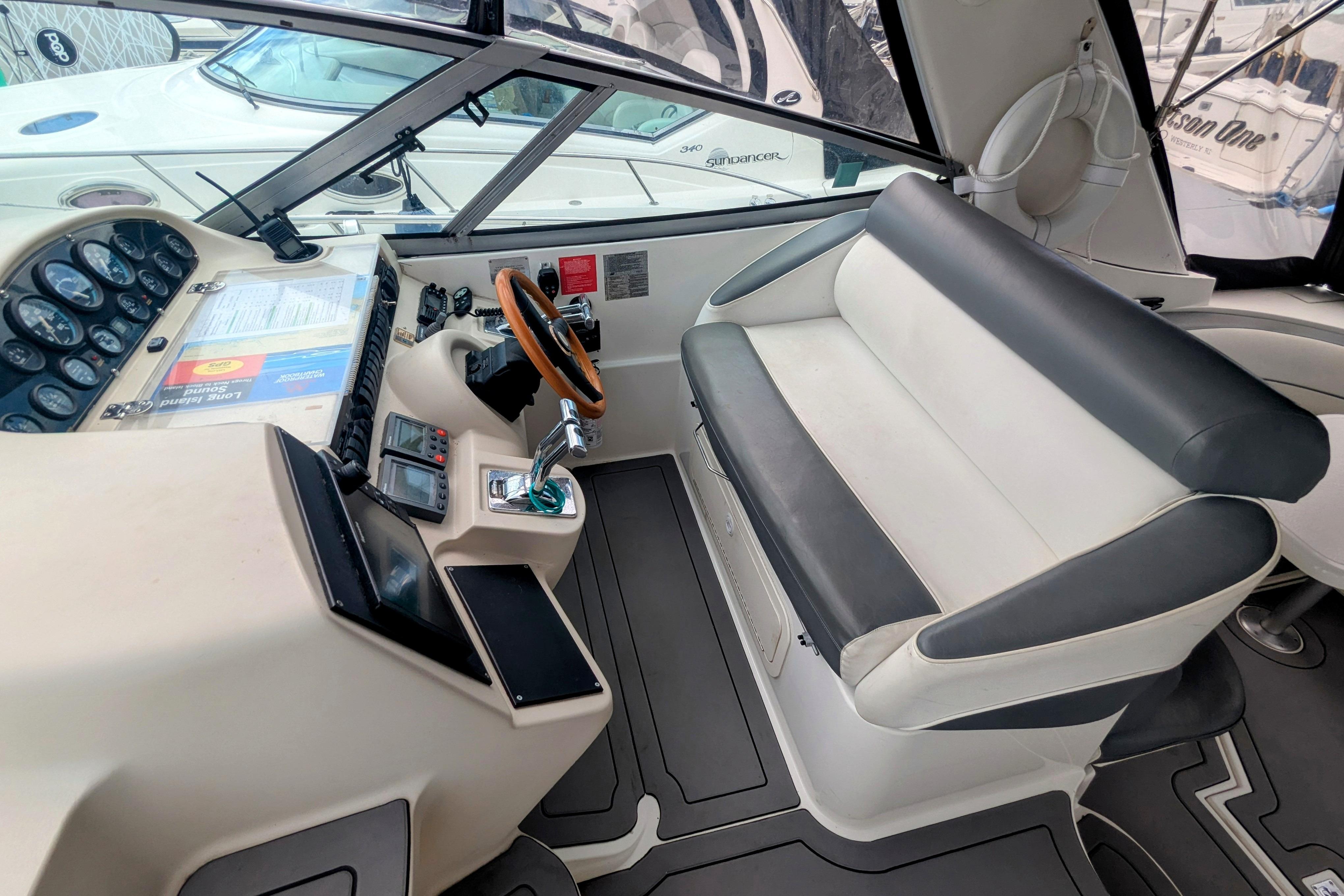 2000 Cruisers Yachts 3870 Express-7