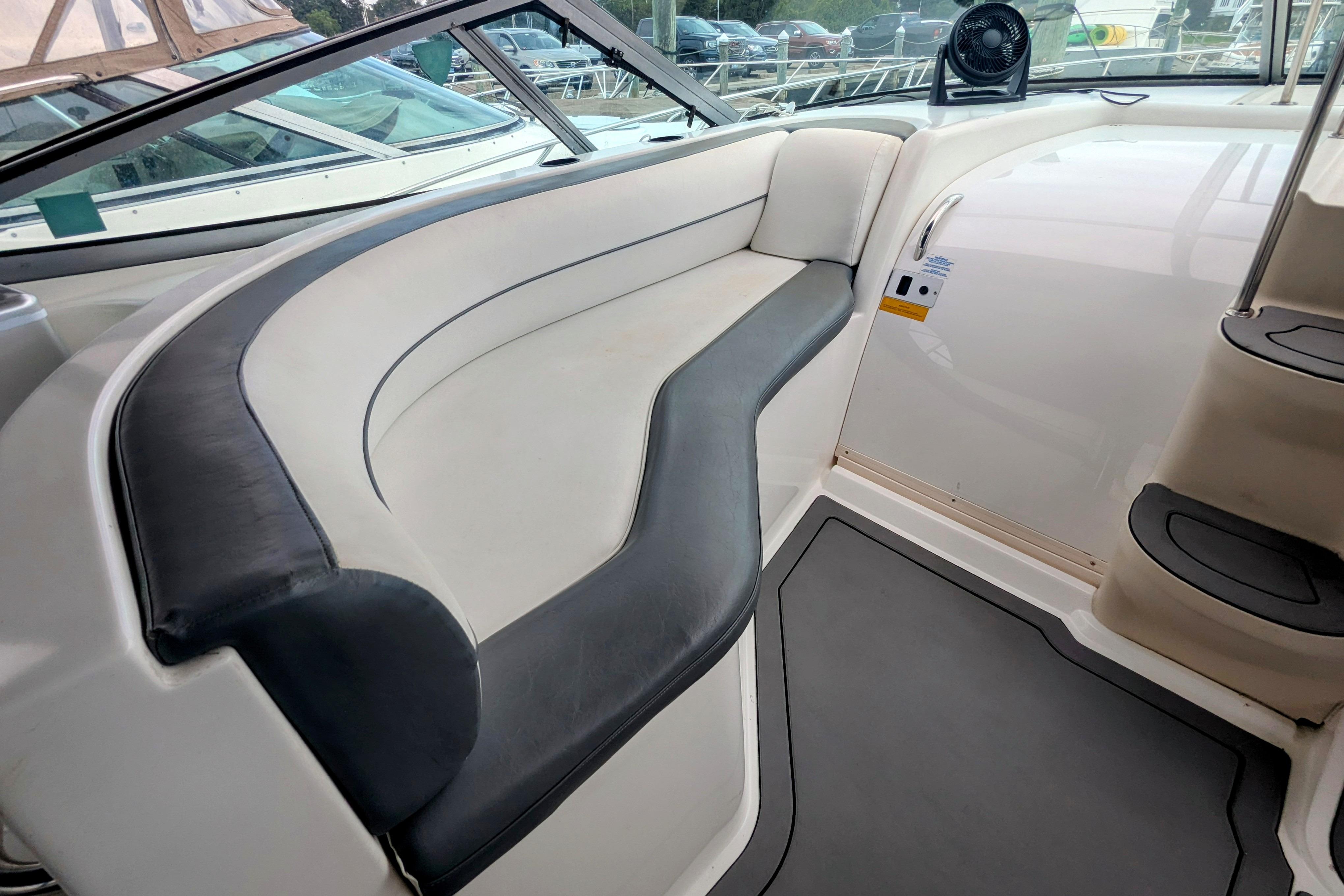 2000 Cruisers Yachts 3870 Express-11