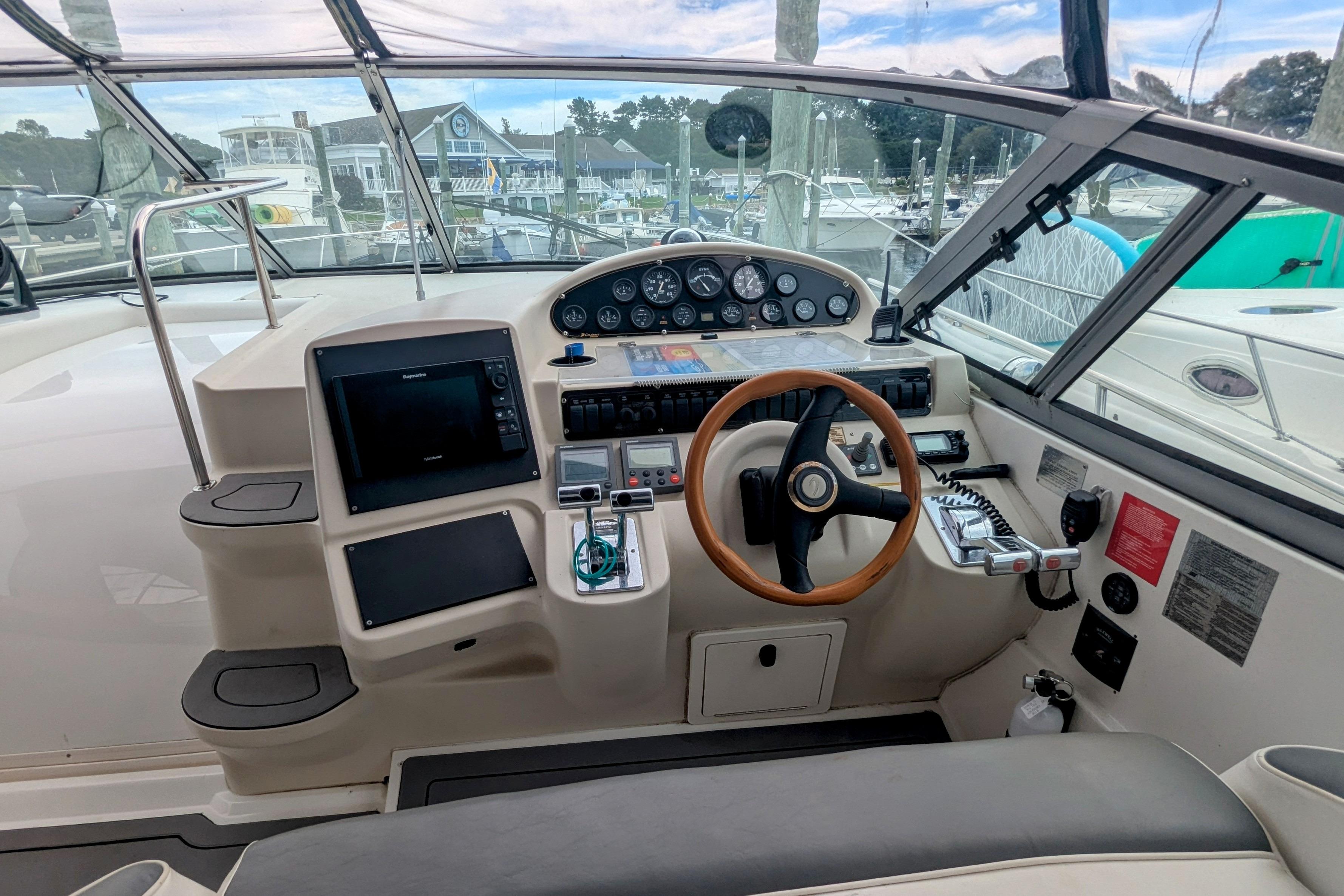 2000 Cruisers Yachts 3870 Express-9