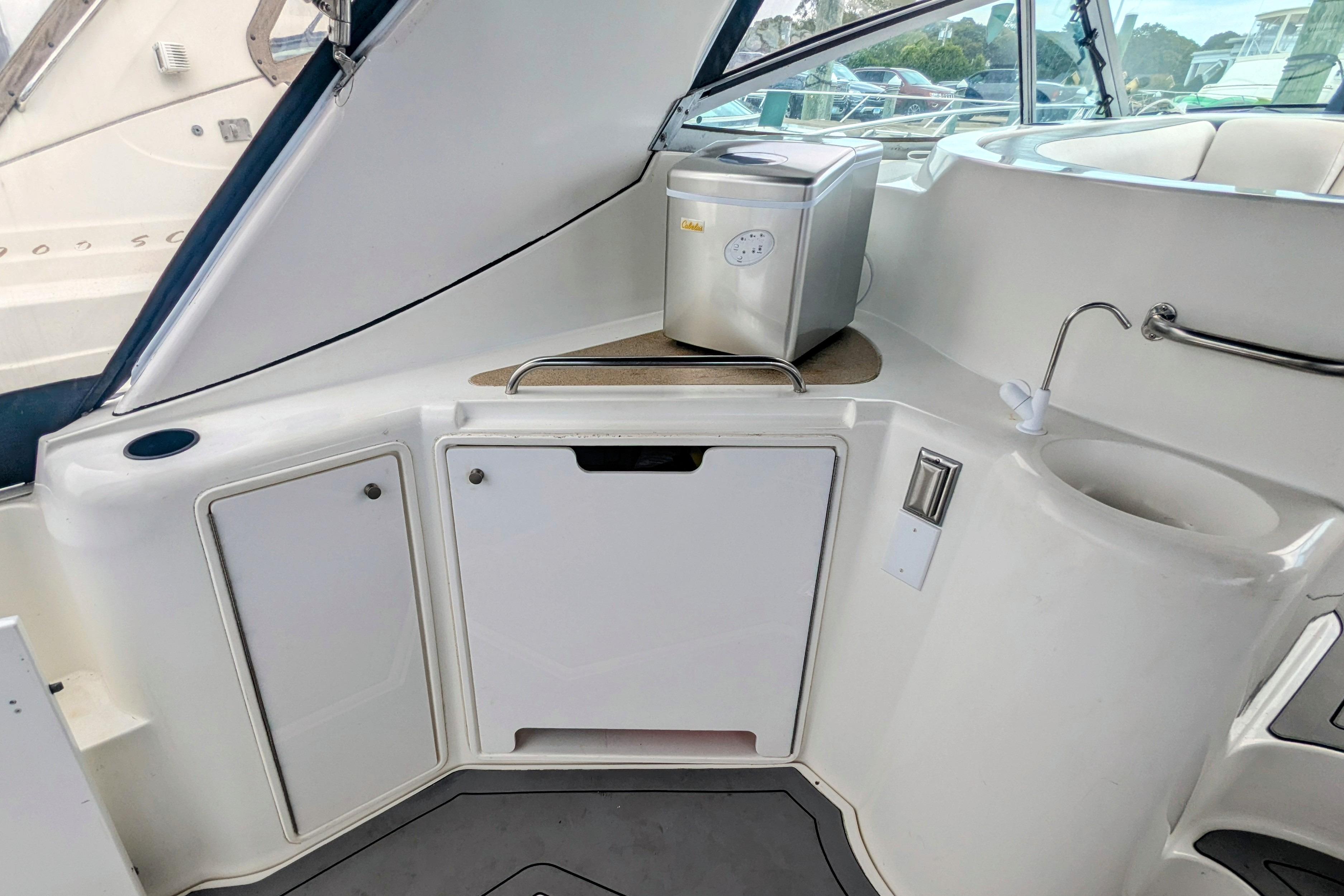 2000 Cruisers Yachts 3870 Express-13