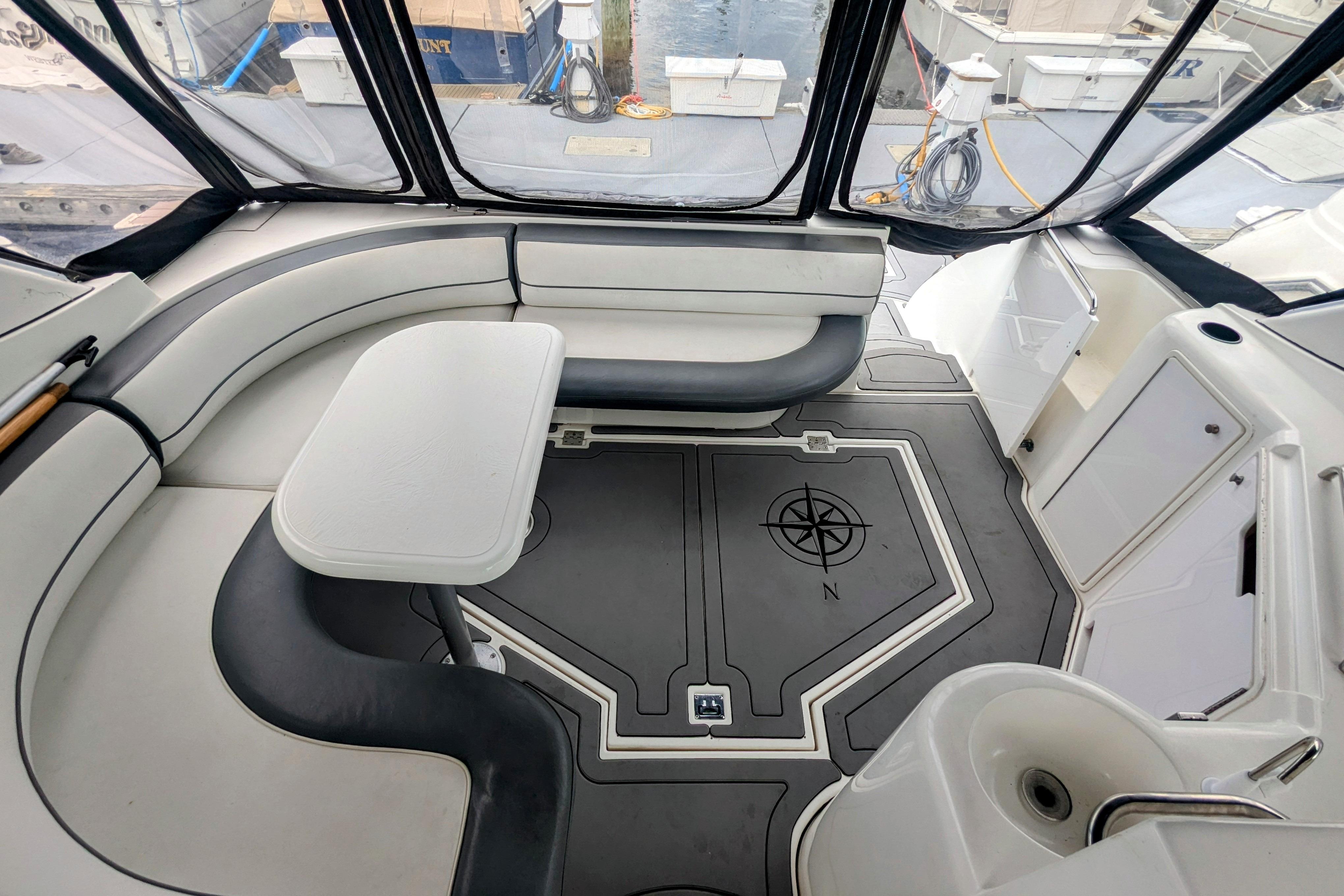 2000 Cruisers Yachts 3870 Express-12