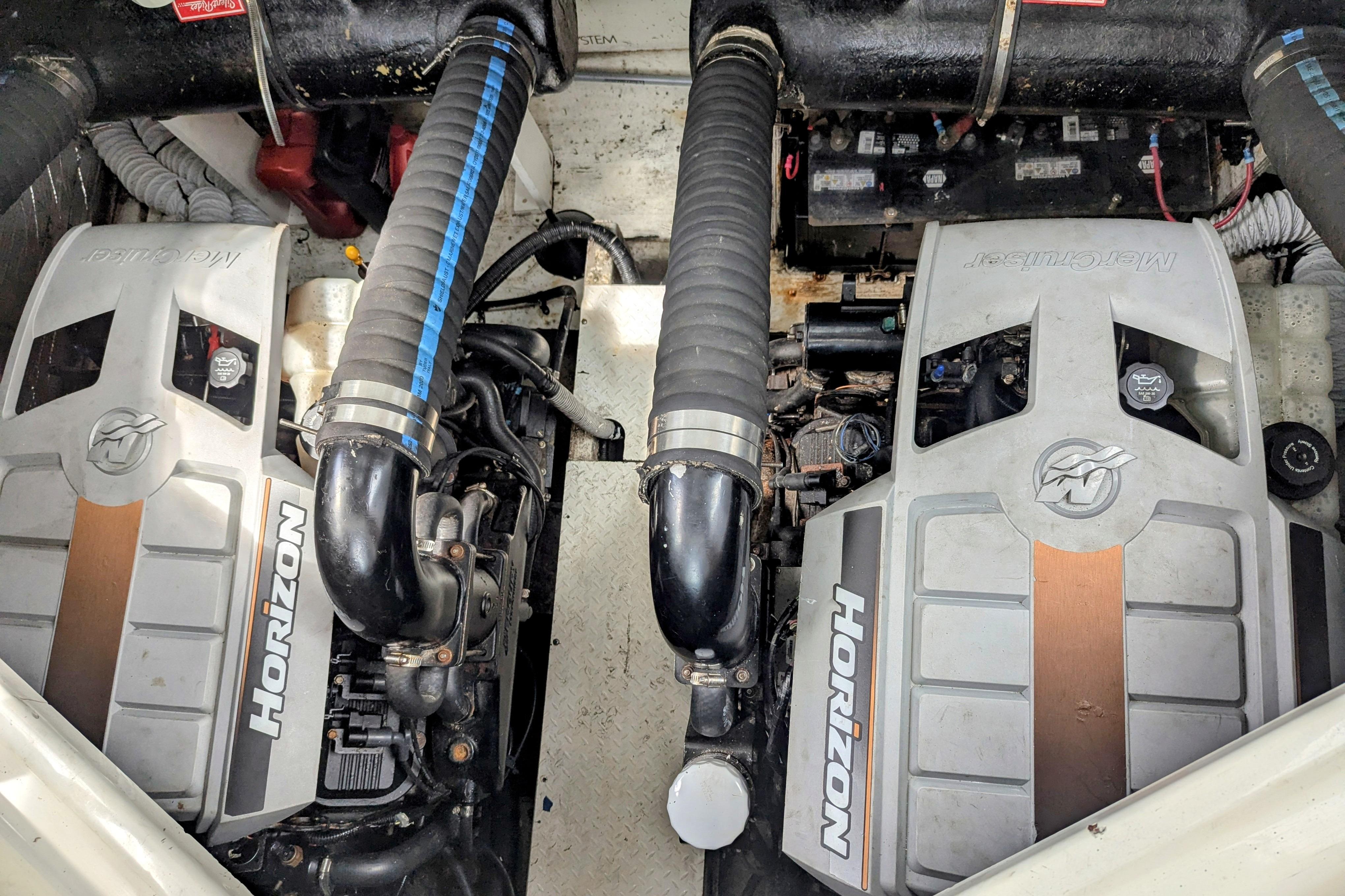 2000 Cruisers Yachts 3870 Express-35