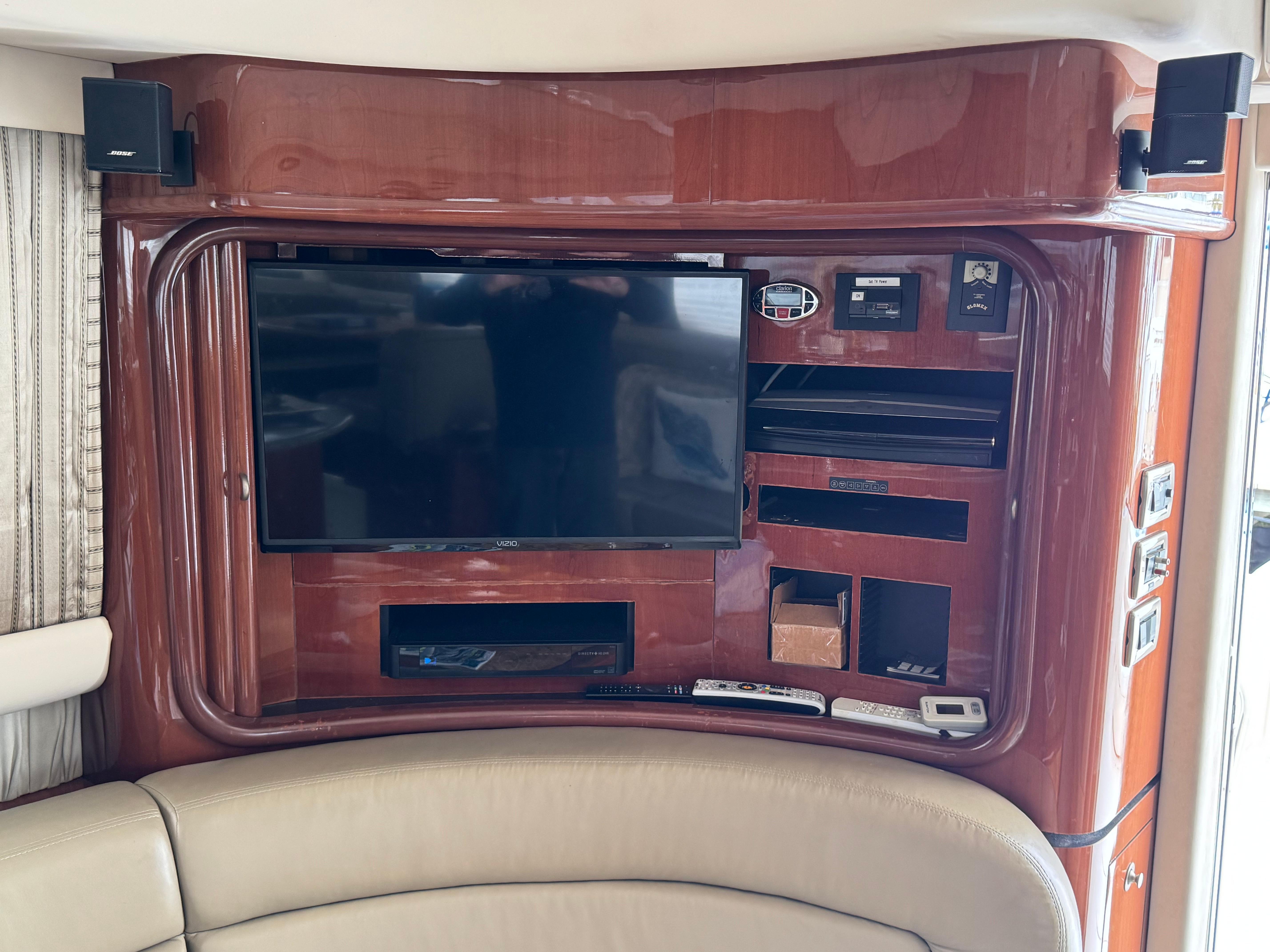 2004-sea-ray-560-sedan-bridge-power-9748799-20250406071115900-1_XLARGE