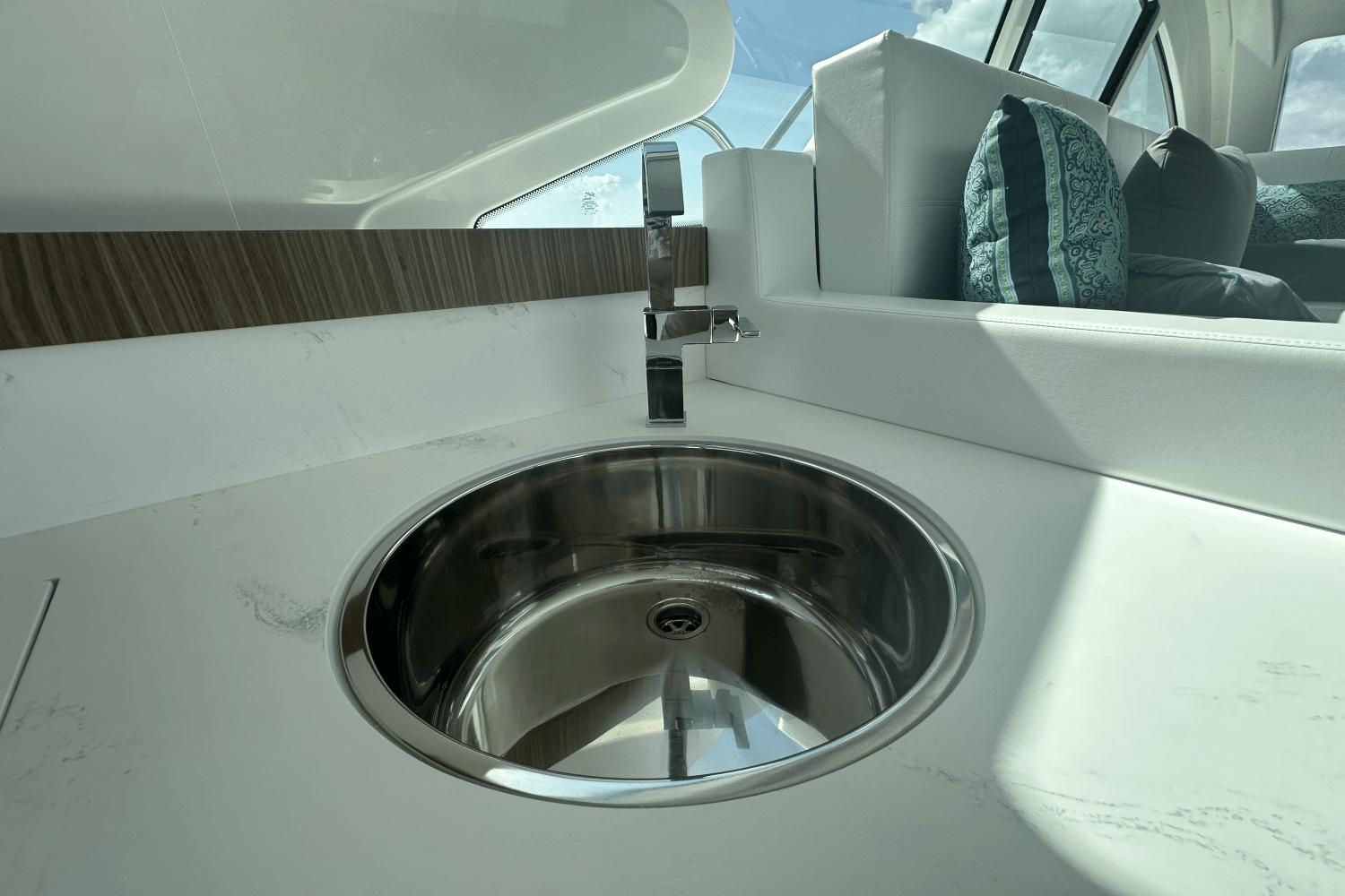 2025-cruisers-yachts-46c-power-9408802-966122274-0-230720240919-27