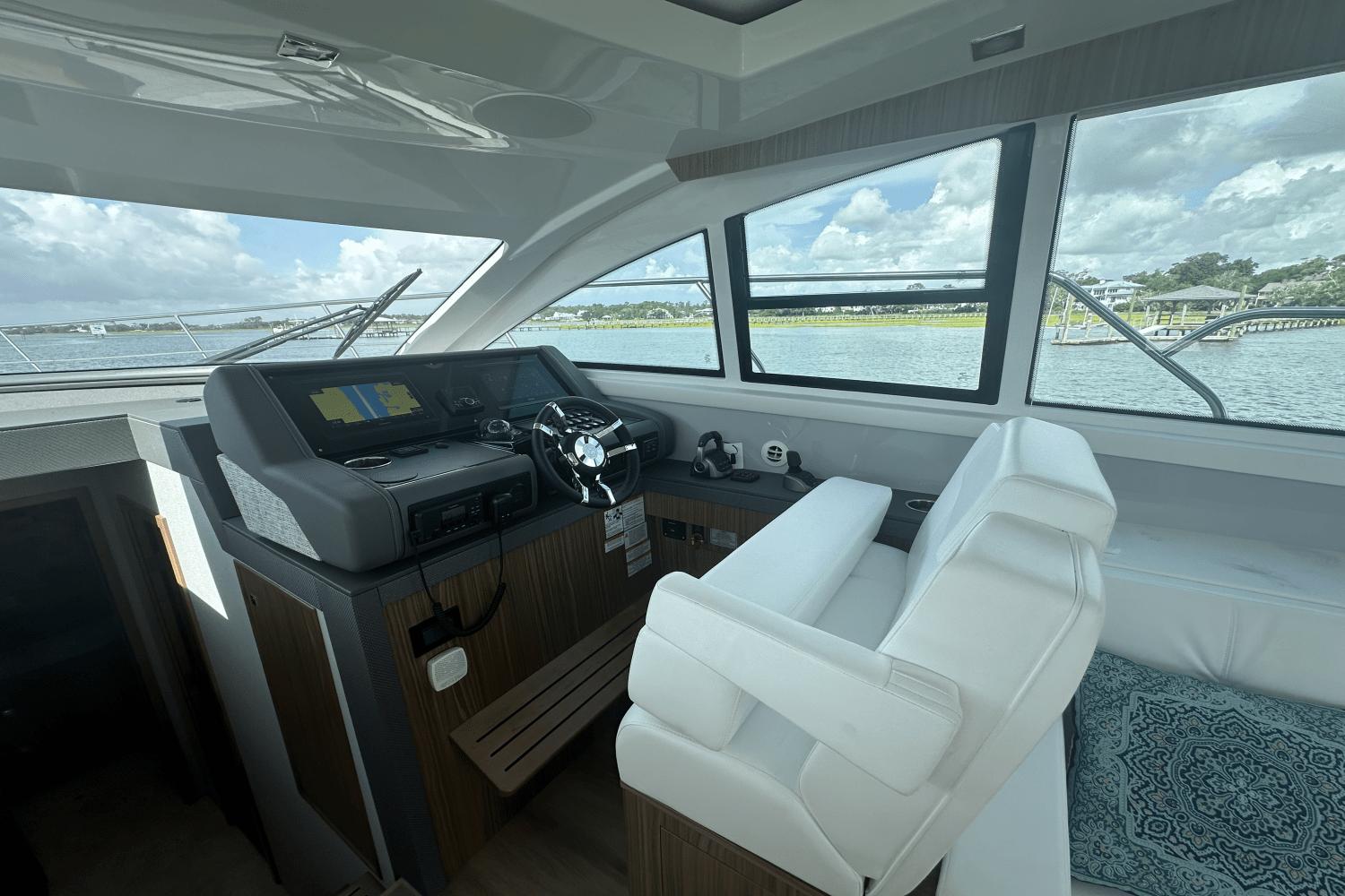 2025-cruisers-yachts-46c-power-9408802-966122293-0-230720240919-18