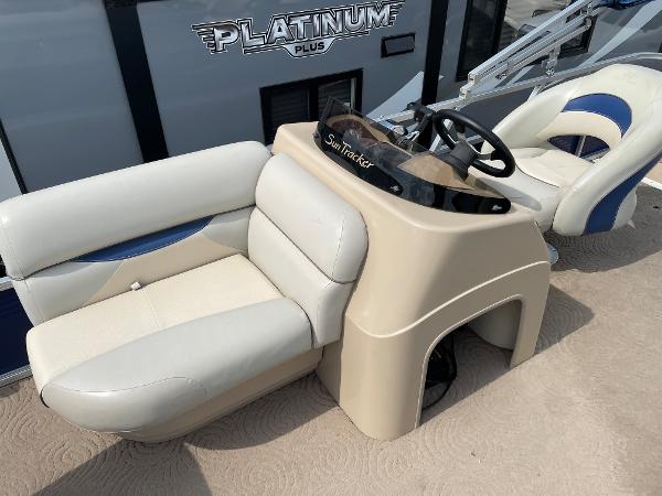 2012 Sun Tracker boat for sale, model of the boat is Fishin Barge 20 DLX & Image # 9 of 15