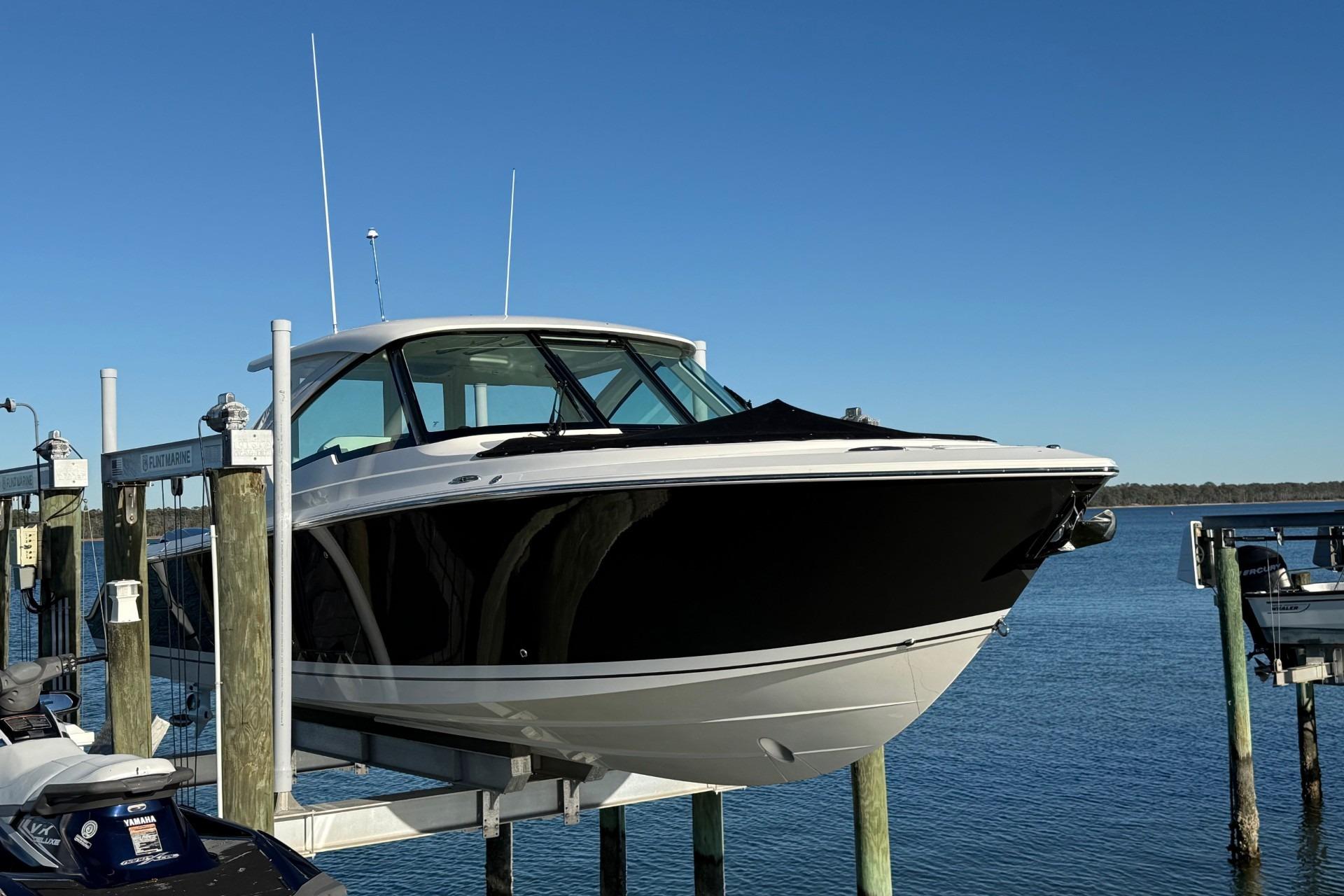 2022 Pursuit DC 326 Dual Console