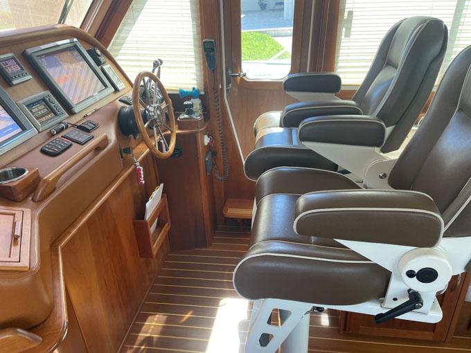 Starboard helm seating