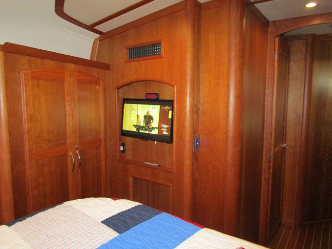 Guest cabin looking aft