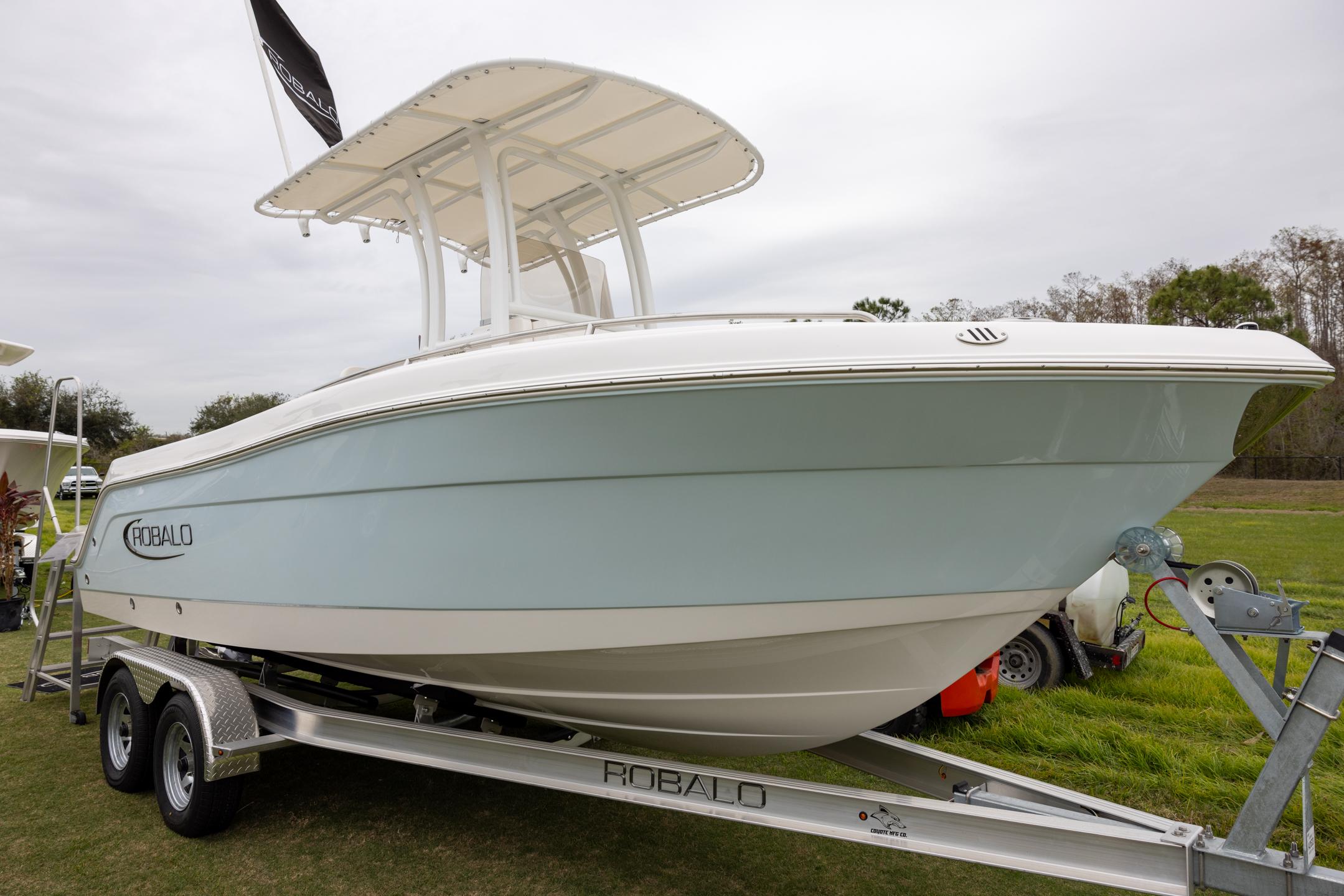 Robalo R222 Center Console 2025