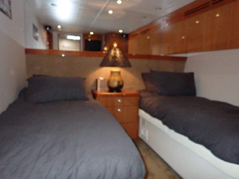 Hatteras 64 STIHL LEADER - Guest Stateroom Side By Side Twin Berths
