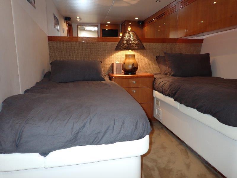 Hatteras 64 STIHL LEADER - Guest Stateroom Side By Side Twin Berths