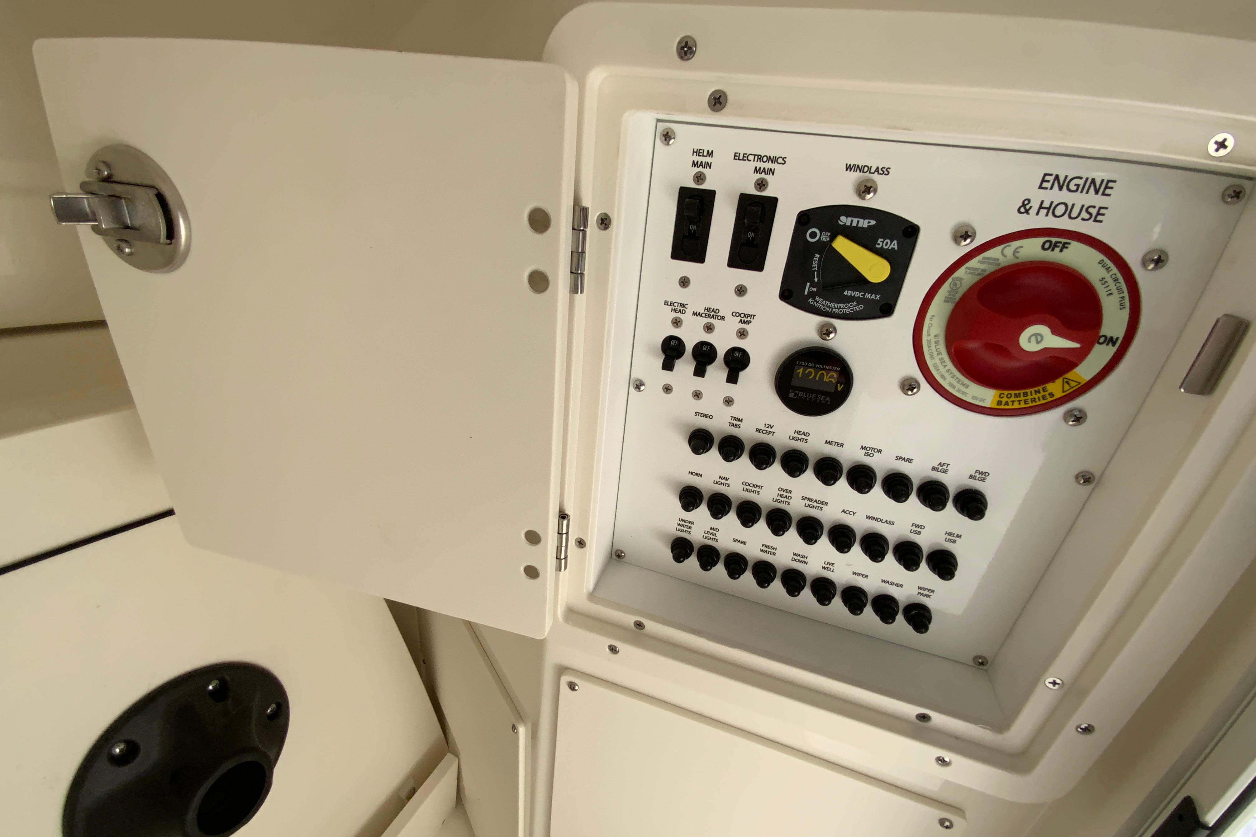 2026 Pursuit DC 246 Dual Console-40