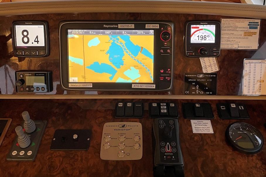 Helm controls of a 2016 Linssen Grand Sturdy 410 AC Variotop yacht.