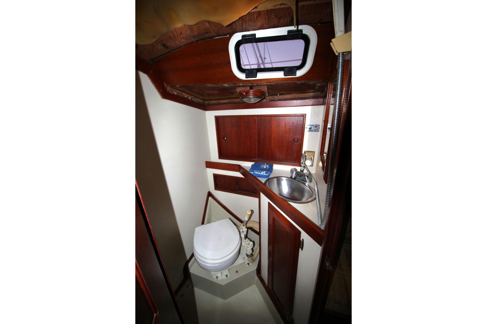 M 10451 CF Knot 10 Yacht Sales M 10451 CF Knot 10 Yacht Sales