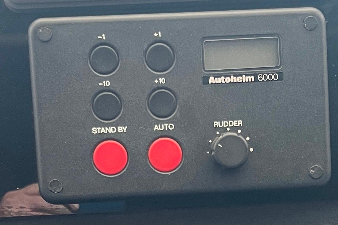 Autopilot control panel on 1986 Bayliner 4550 Motoryacht, featuring Autohelm 6000 system.