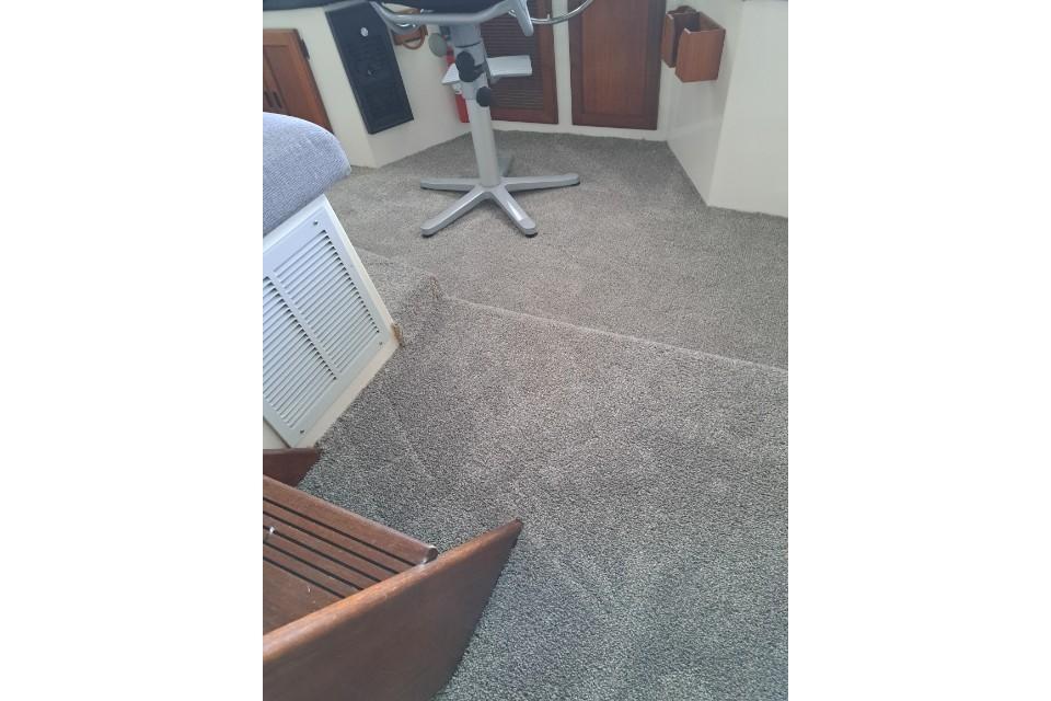 Carpeted interior of a 1986 Bayliner 4550 Motoryacht with seating and storage.