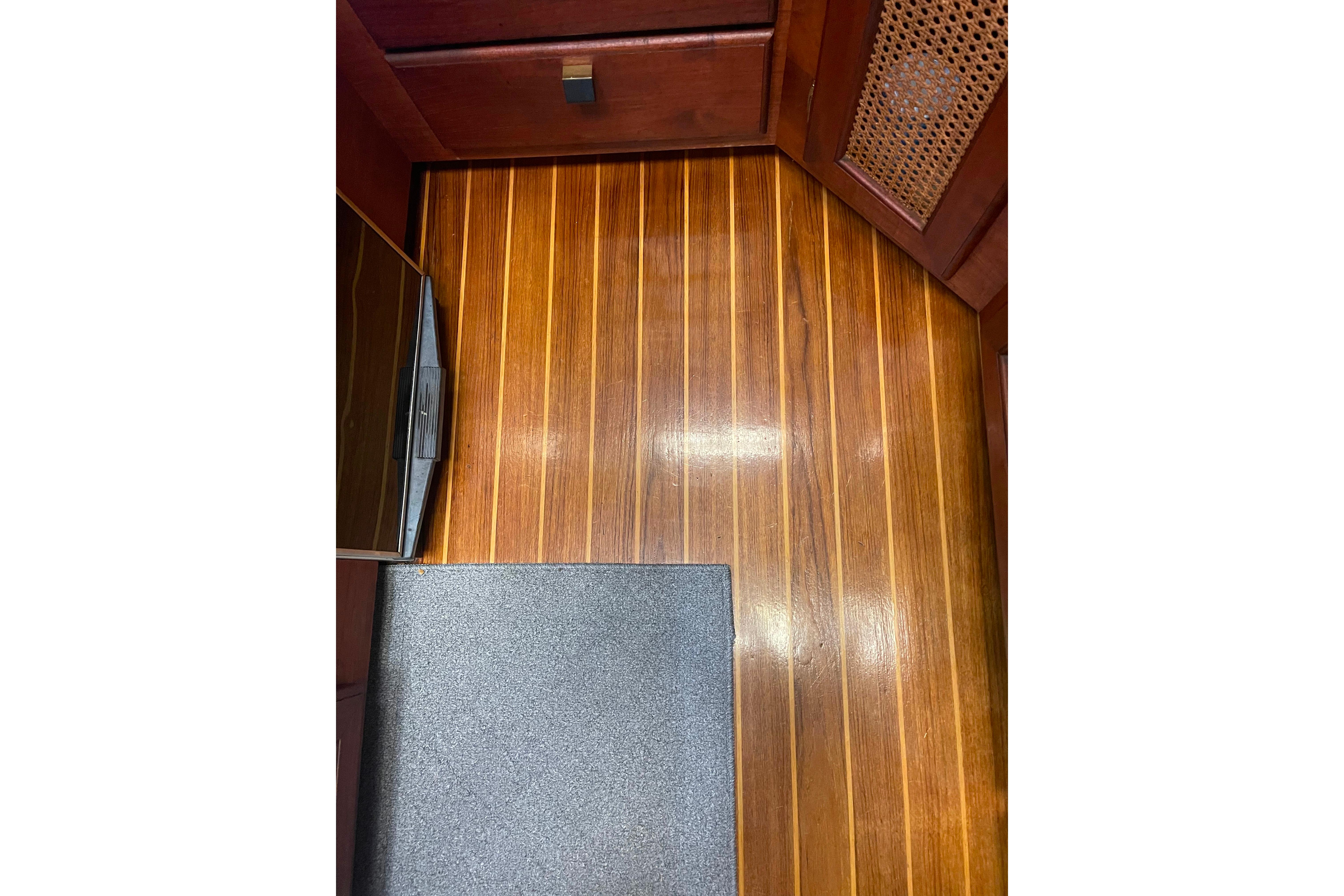 1986 Bayliner 4550 Motoryacht interior with polished wooden flooring and cabinetry.
