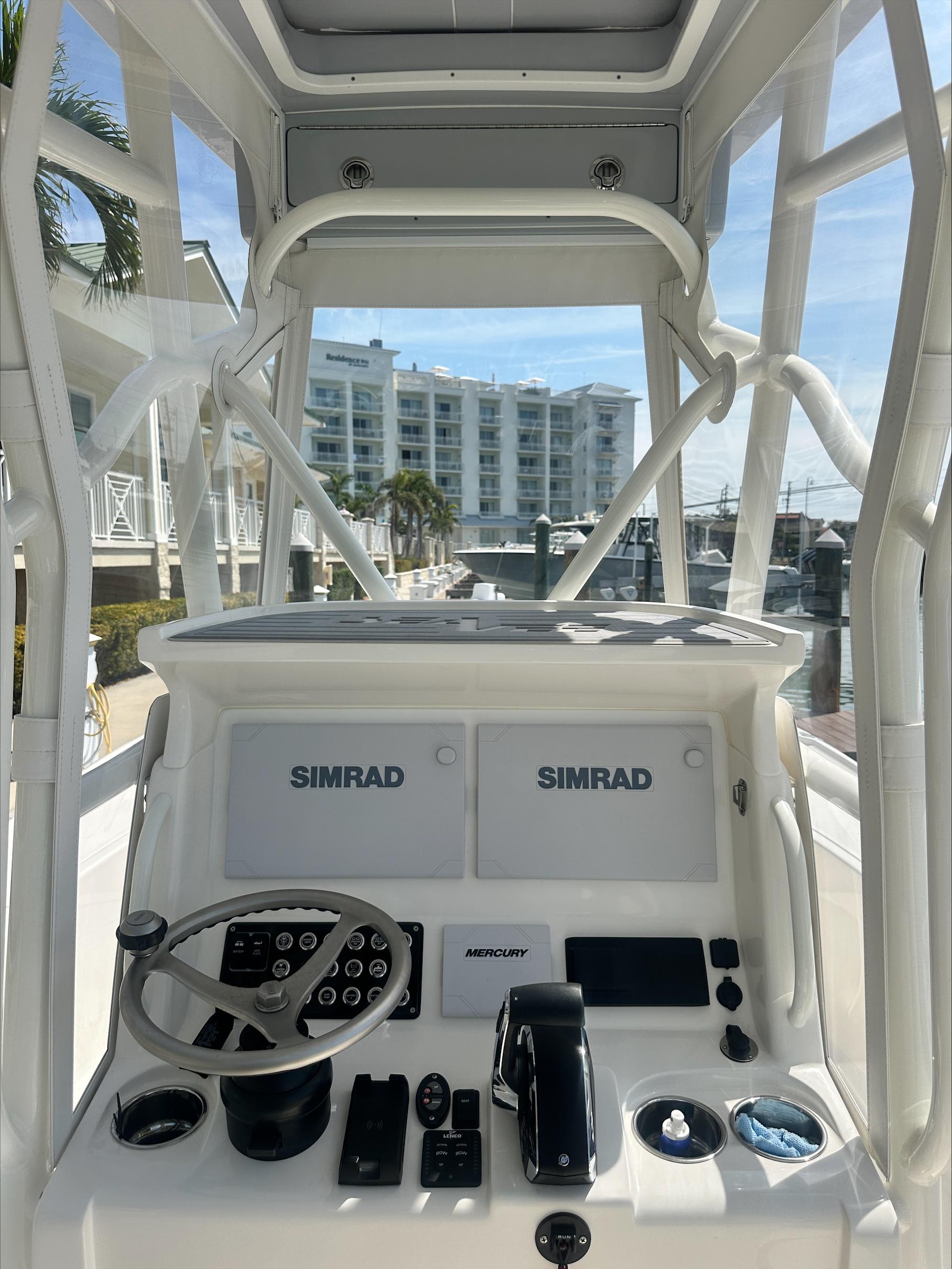 MILLENNIUM BEACH シュウ 2024 27 SeaVee 270Z