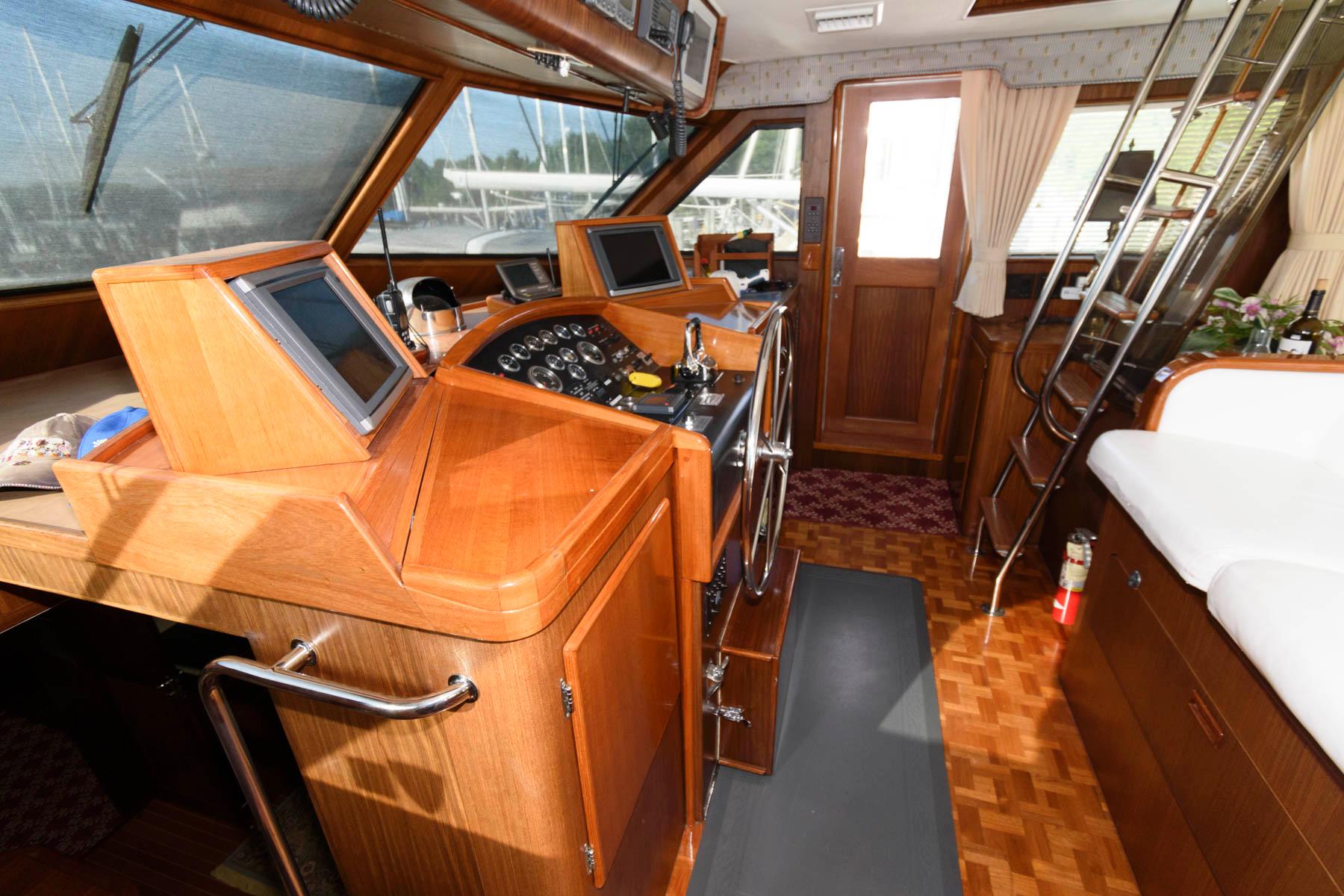 M 6100 RD Knot 10 Yacht Sales