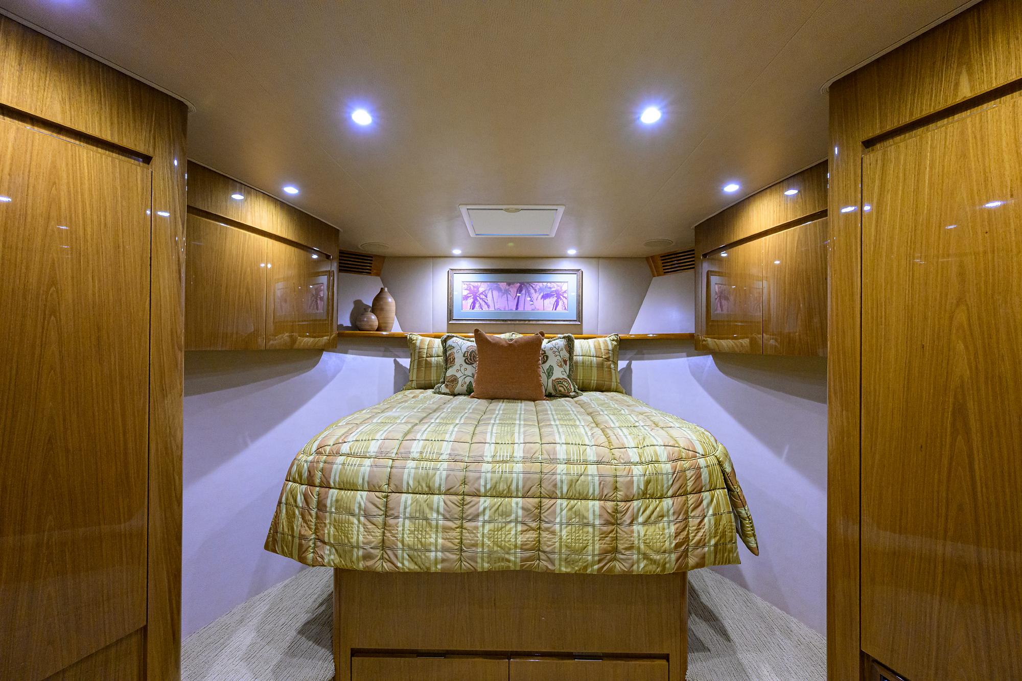 Viking 76 CABALLO GRANDE - Forward Stateroom Island Berth