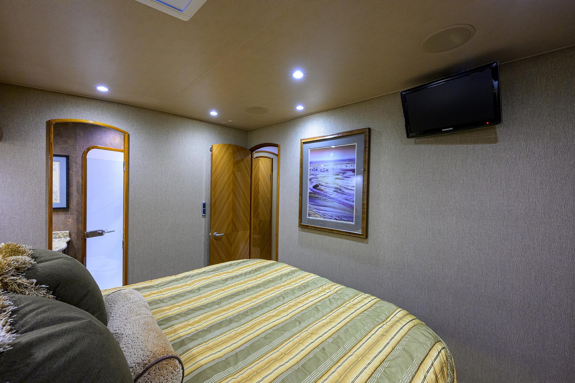 Viking 76 EGARIM - Port Guest Stateroom Head Access