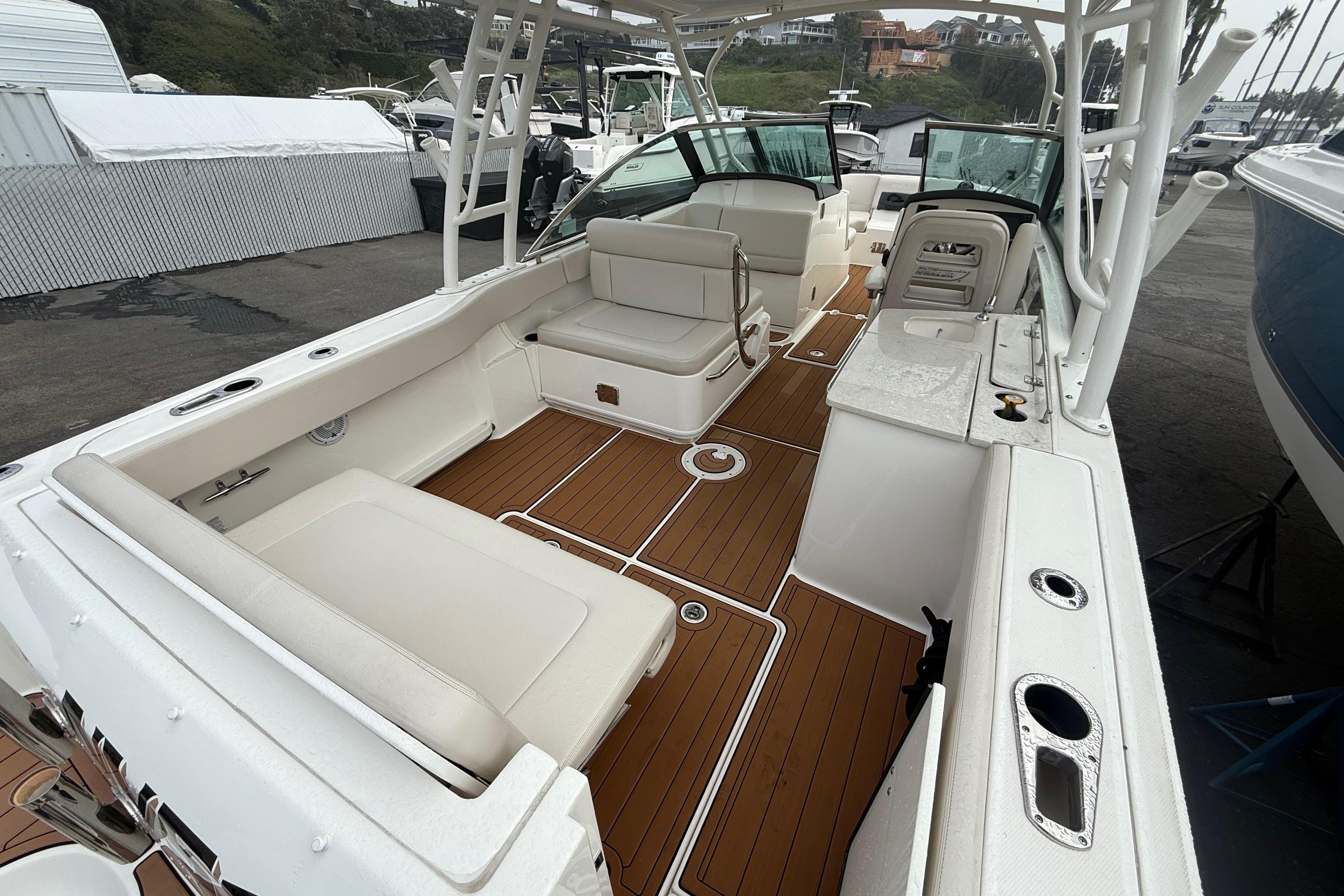 2018 Boston Whaler 270 Vantage #TBRL2623 inventory image at Sun Country Marine Group, Newport Beach