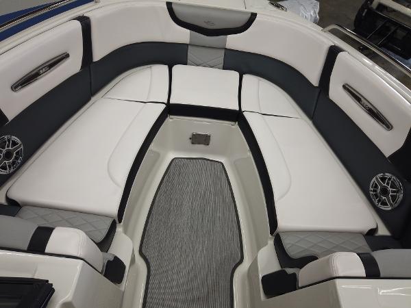 2021 Chaparral boat for sale, model of the boat is 287 SSX & Image # 10 of 19