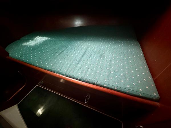 Beneteau Oceanis 40 CC 1996 cabin with green cushioned berth.