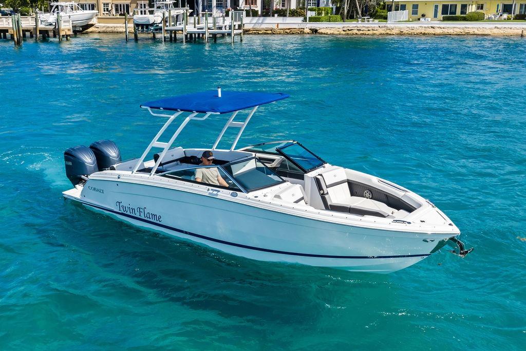 2022 Cobalt 27.83 R8 Outboard
