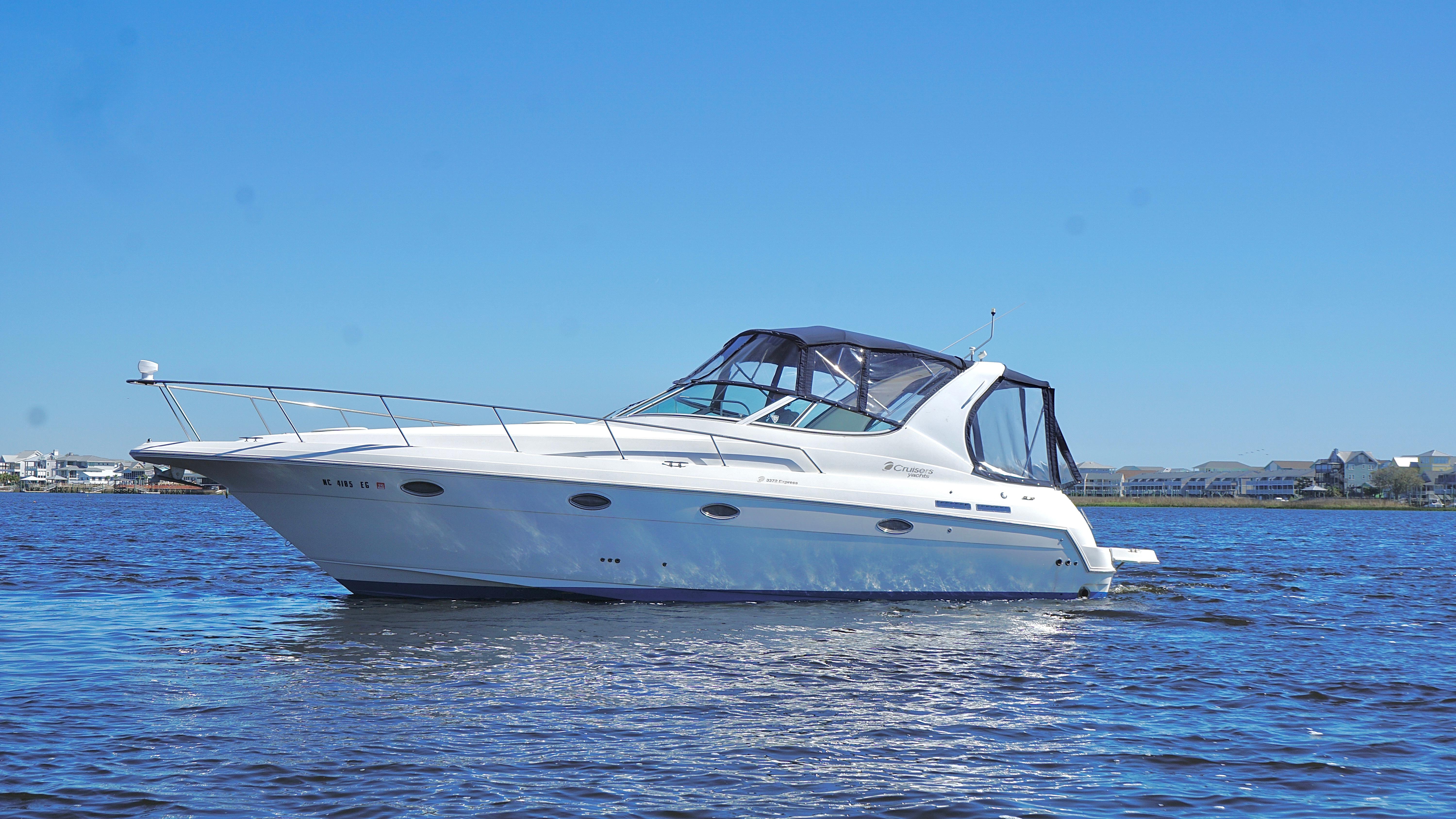 2003 Cruisers Yachts 3372 Express