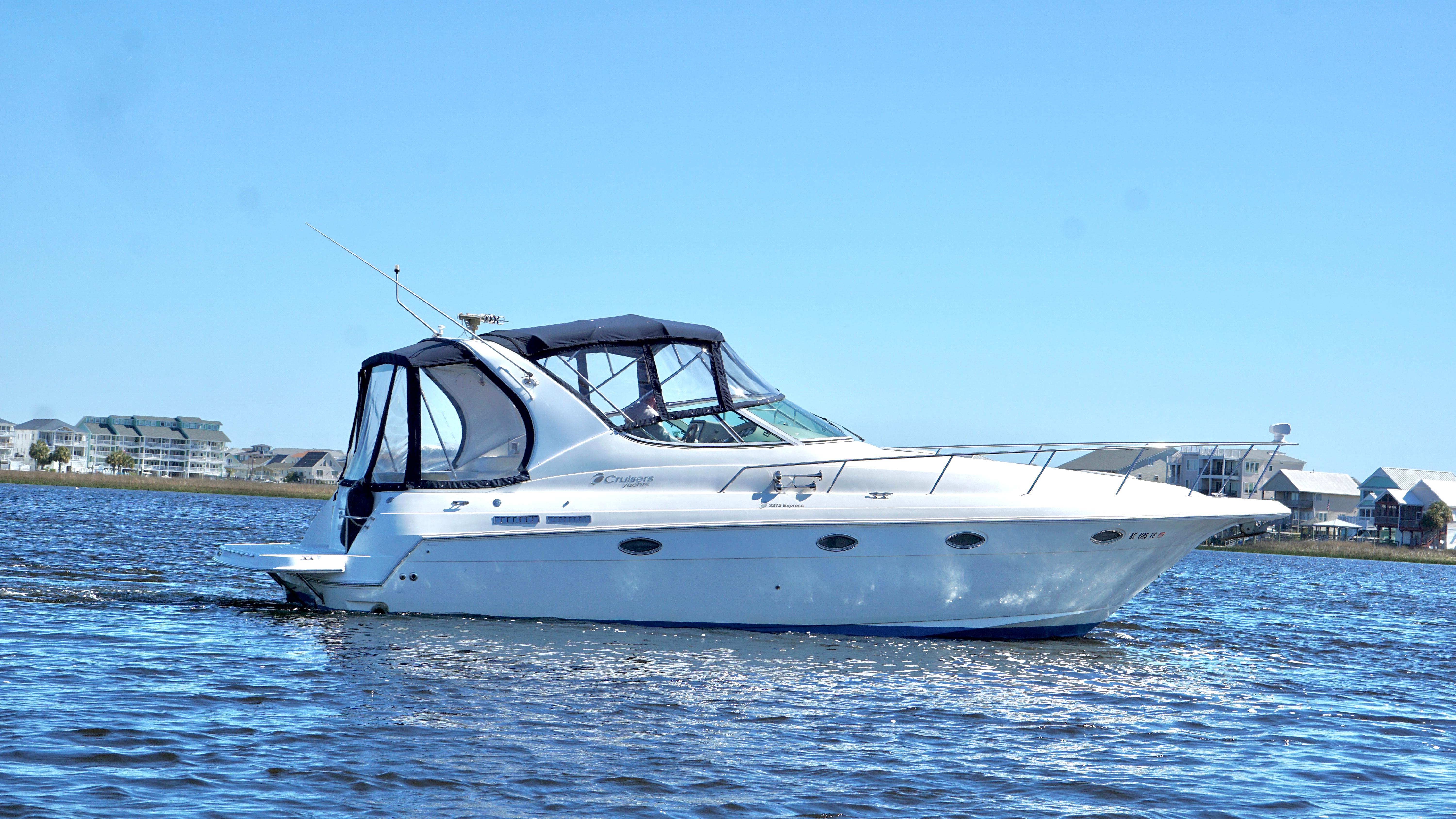 2003 Cruisers Yachts 3372 Express - Image 4