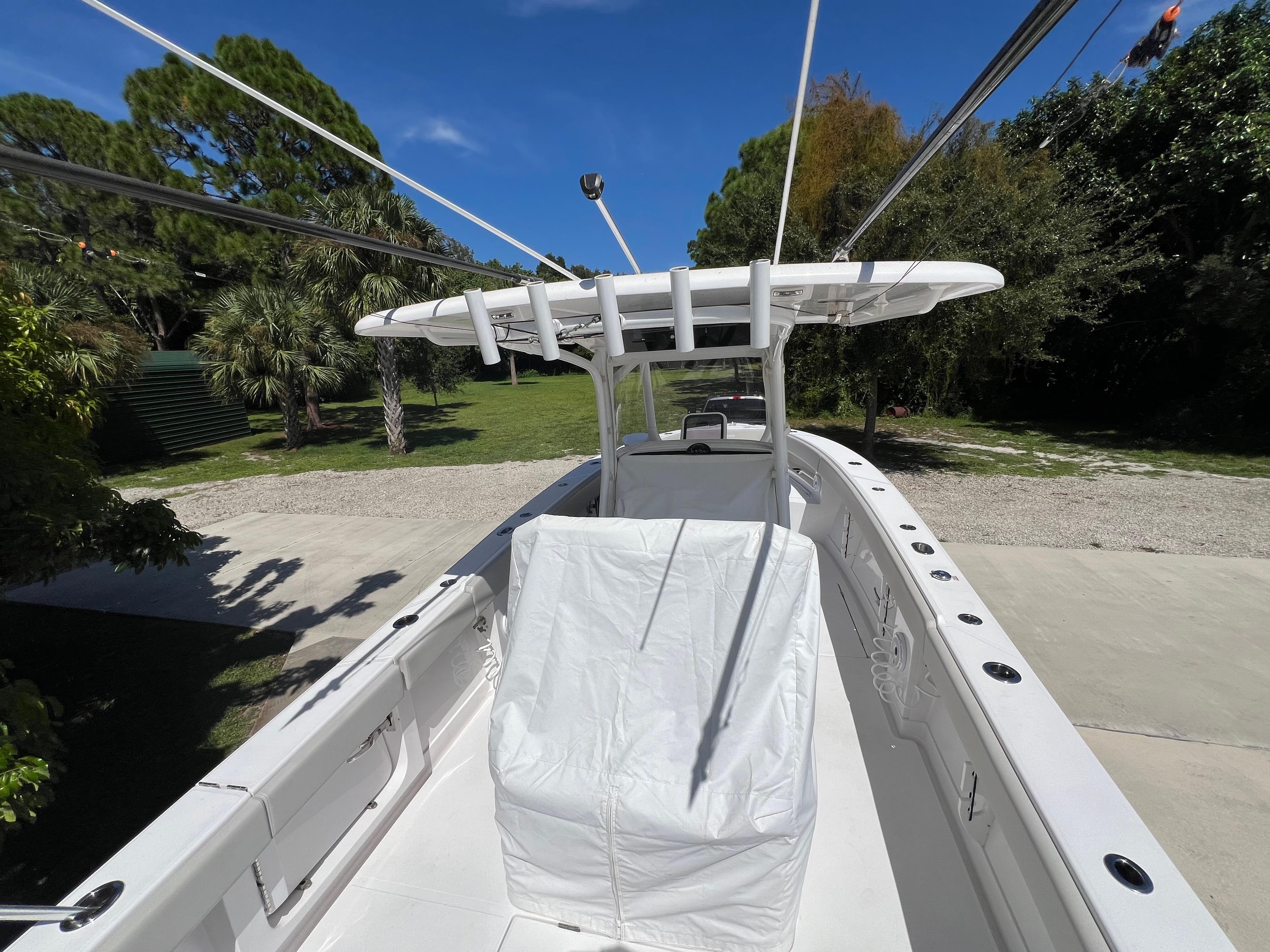 Priorities Yacht Photos Pics Jupiter 30 PRIORITIES - Center Console Cover