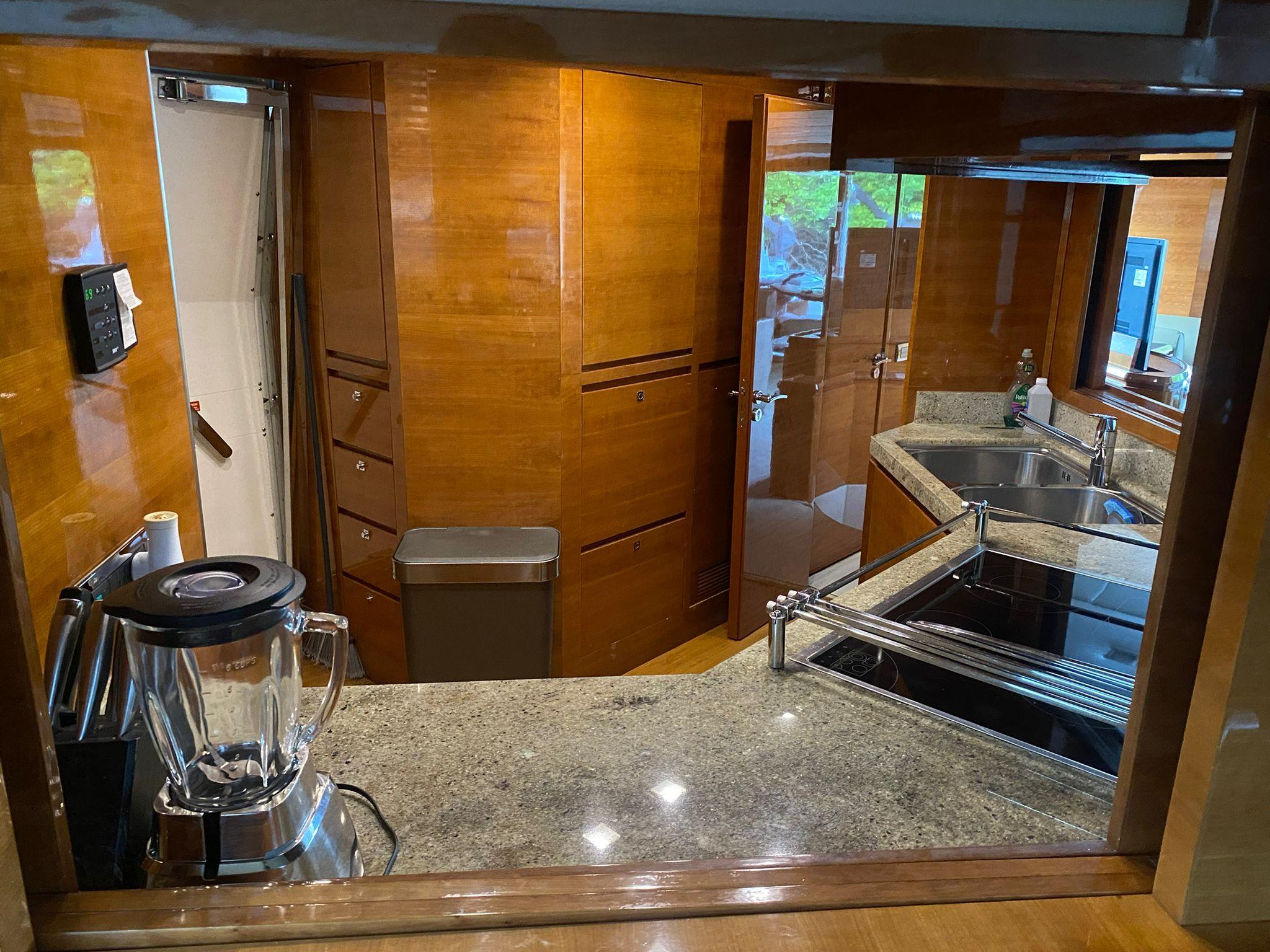 2007 Azimut 85 Blue