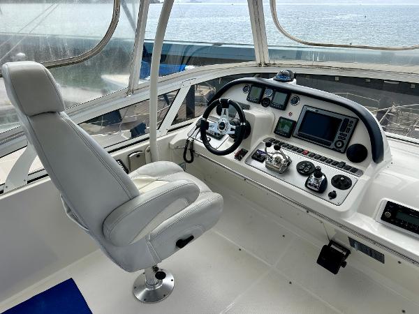 2008 Carver 43 Super Sport helm with modern navigation equipment and captain's chair.