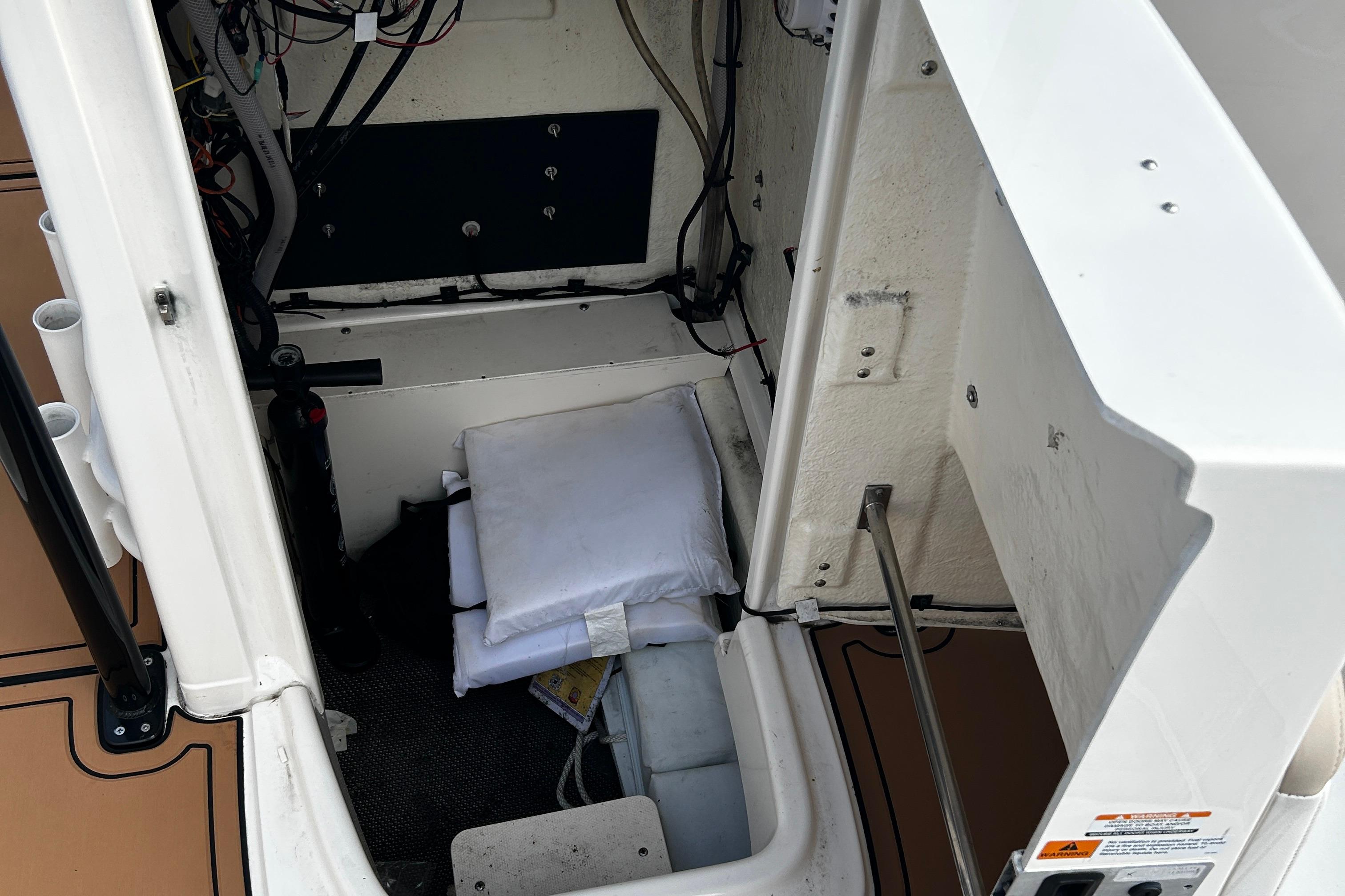 2018-robalo-r180-center-console-power-9960906-20250926132625222-2