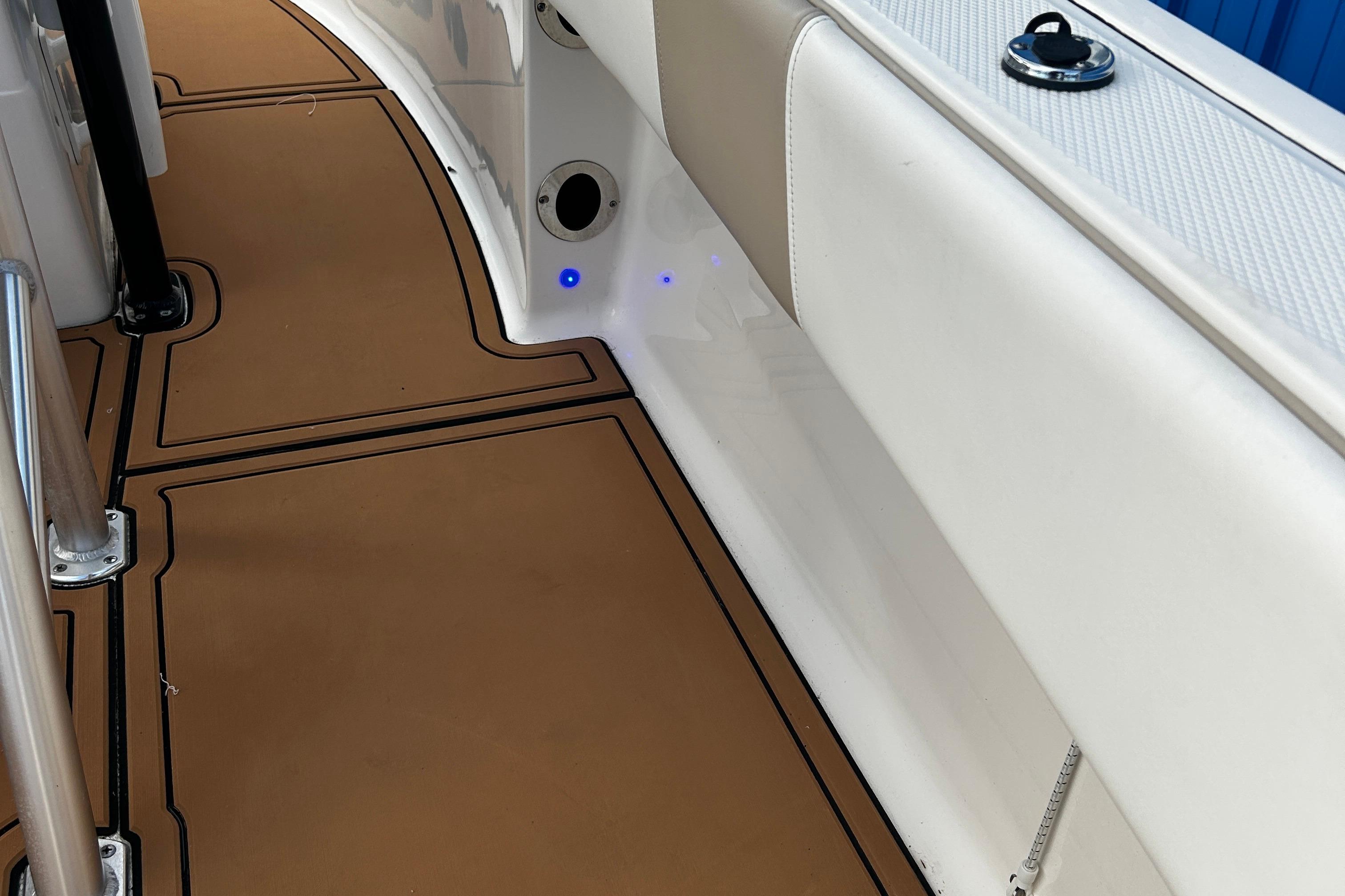 2018-robalo-r180-center-console-power-9960906-20250926132628681-1