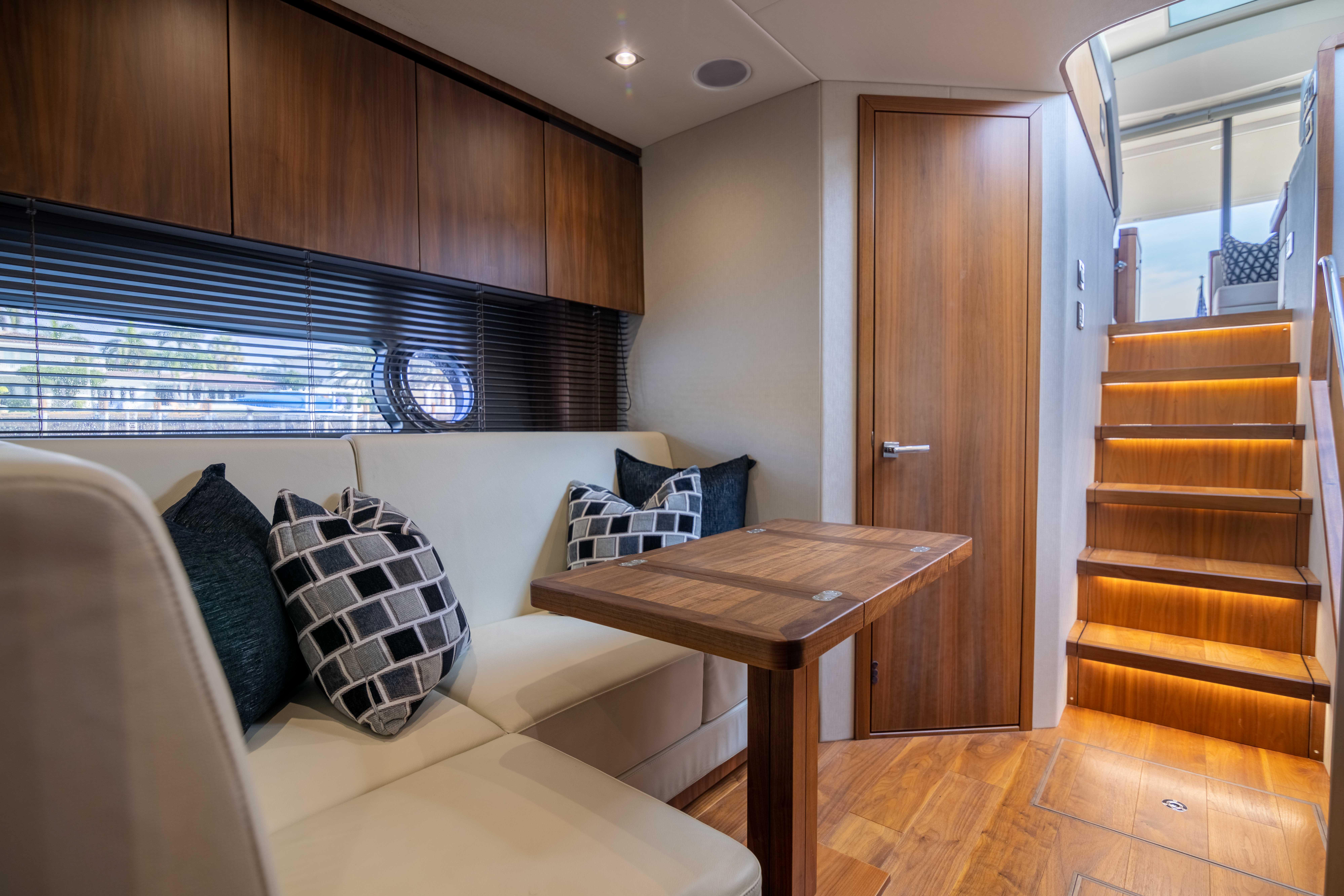 Sunseeker Predator 57 - Dinette